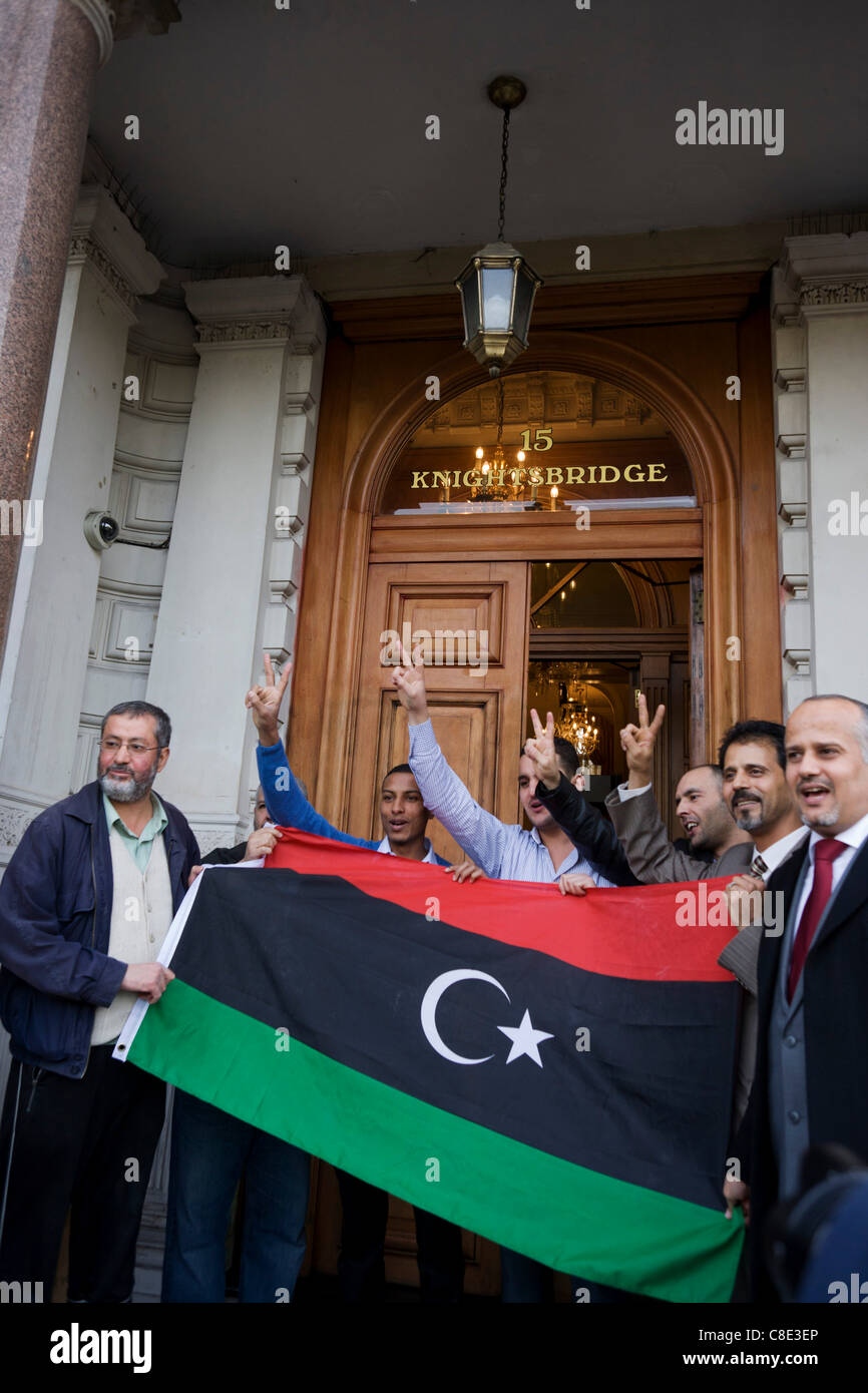 Ressortissants libyens et le personnel diplomatique célébrer sur les marches à l'extérieur de leur ambassade à Londres à Knightsbridge, Londres le 20/10/11, réagissant à la mort plus tôt à Syrte du dictateur Mouammar Muhammad Abu Minyar al-Kadhafi, le jour de ses 42 ans de règne au-dessus de la Libye est entrée à un fonctionnaire. Banque D'Images