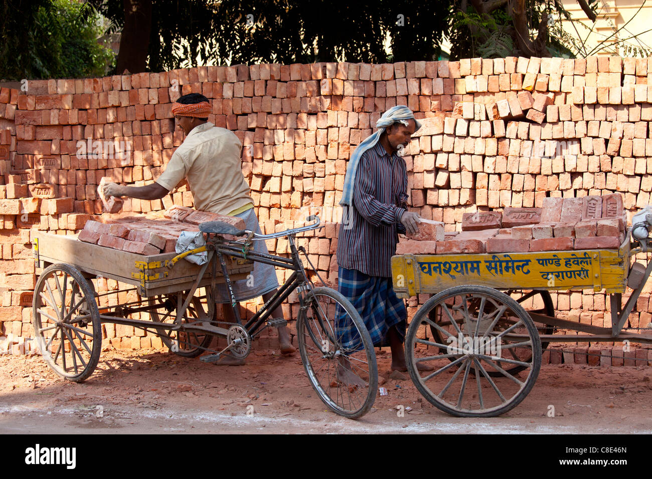 Les hommes indiens TATA d'empilage de briques dans la ville de Varanasi, Benares, Inde du Nord Banque D'Images