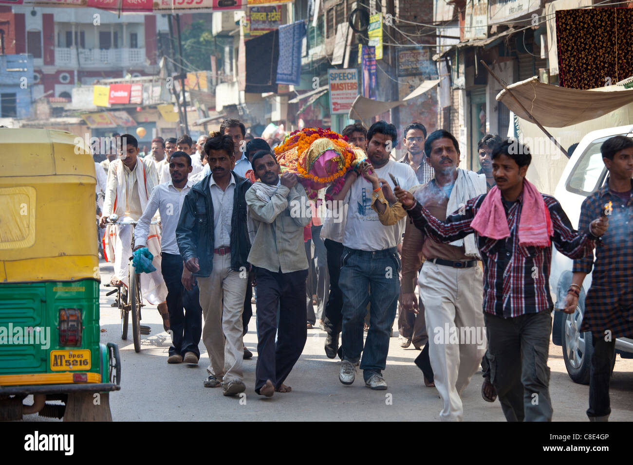Corps de femme hindoue morte portée en procession dans la rue pour l'bûcher funéraire crémation par le Gange, Varanasi, Inde Banque D'Images Corps de femme hindoue morte portée en procession dans la rue pour l'bûcher funéraire crémation par le Gange, Varanasi, Inde Banque D'Images