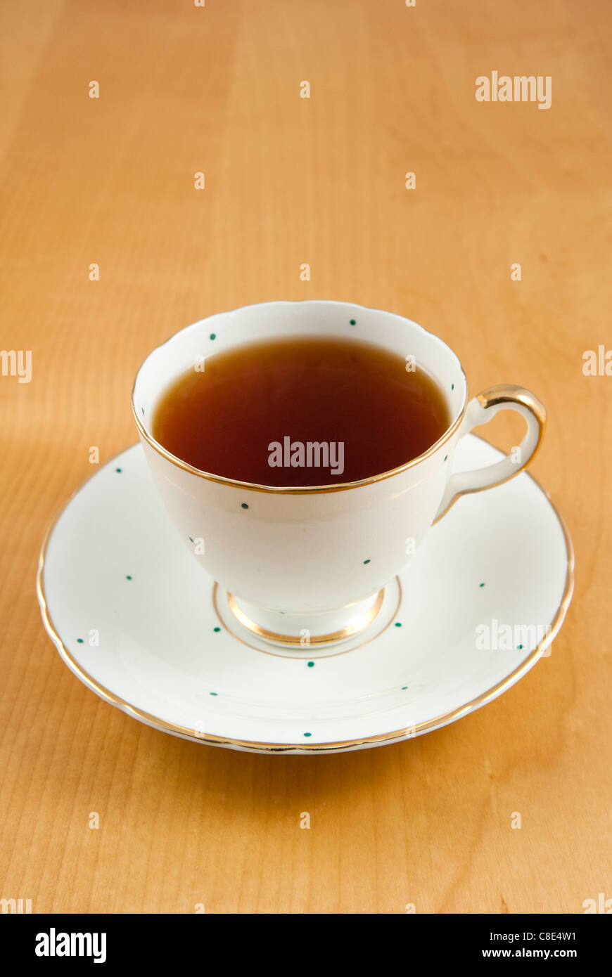 Une tasse de thé noir dans une tasse et soucoupe en porcelaine. Banque D'Images