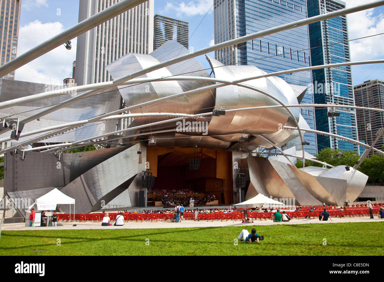 Pavillon Jay Pritzker conçu par Frank Gehry, le Millennium Park, Chicago, Illinois, USA Banque D'Images