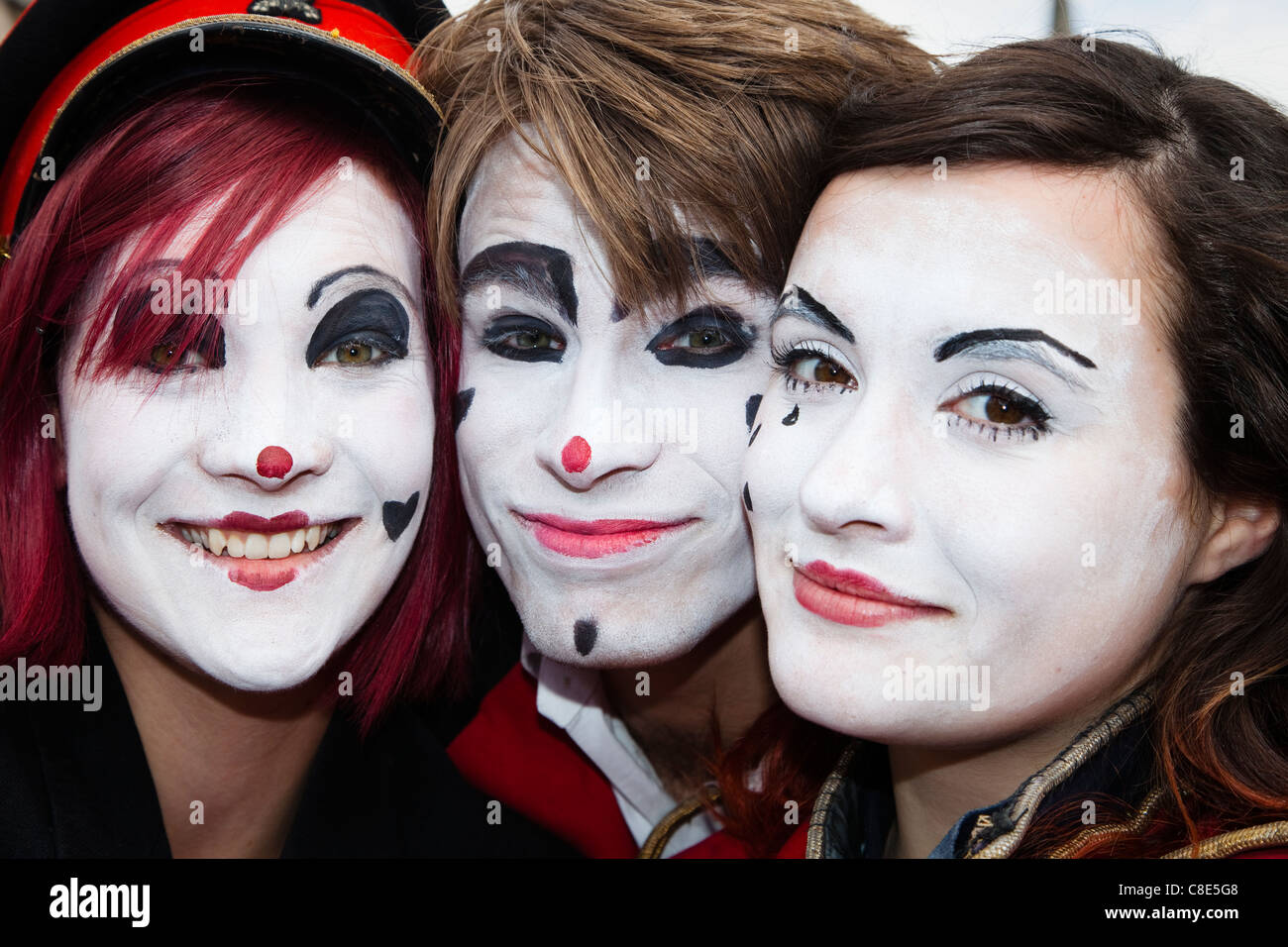 Trois jeunes comédiens interprétant sur la rue à l'Edinburgh Fringe Festival, Édimbourg, Écosse, Royaume-Uni, Grande Bretagne Banque D'Images