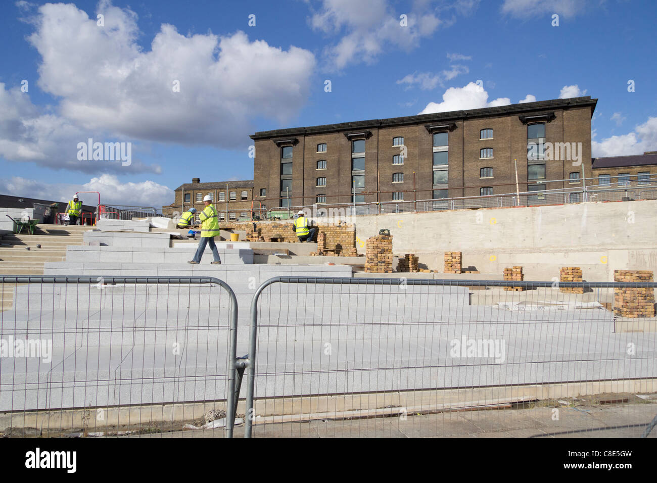 Disque d'aménagement en cours sur les rives du Regents Canal au Kings Cross, développement Banque D'Images