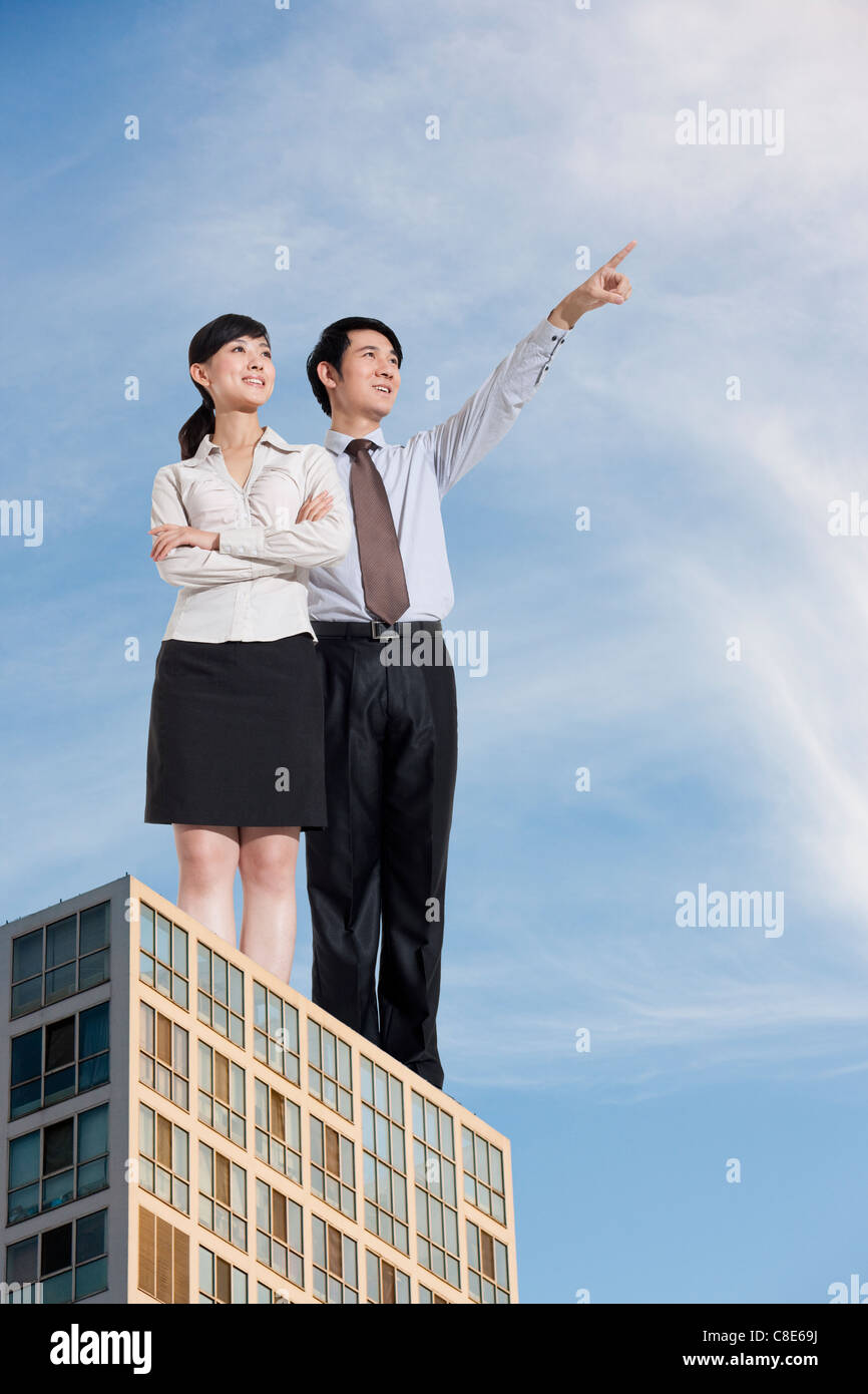 Des collègues de l'article au-dessus du bâtiment à la recherche de l'avenir Banque D'Images