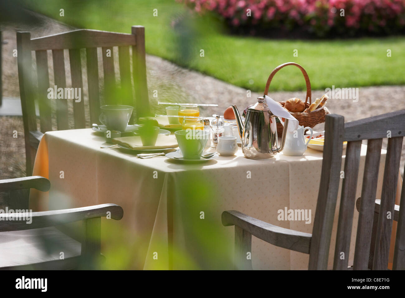 Table du petit déjeuner dans le jardin Banque D'Images