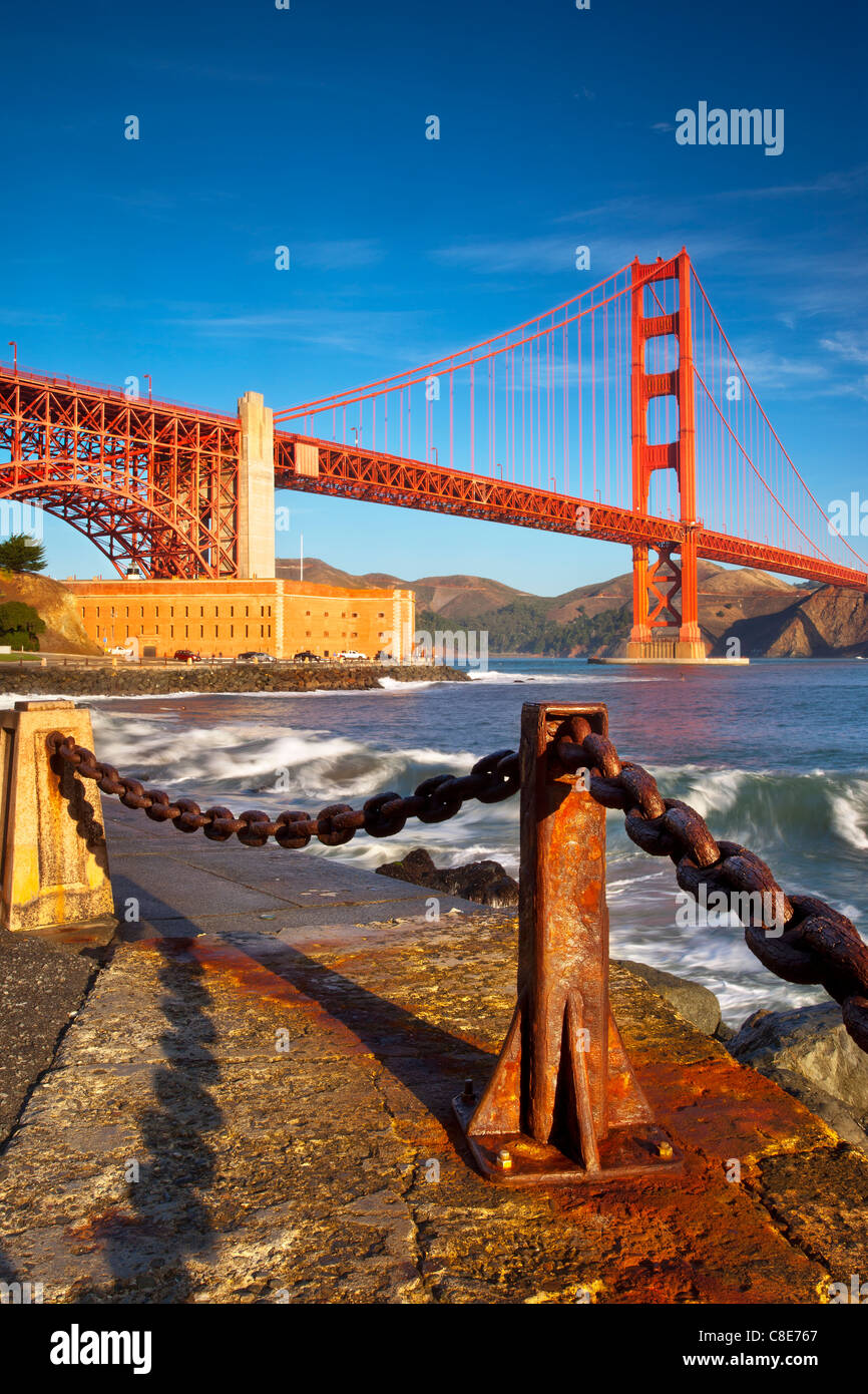 Tôt le matin, vue sur le Golden Gate Bridge à partir de Fort Baker, San Francisco California USA Banque D'Images