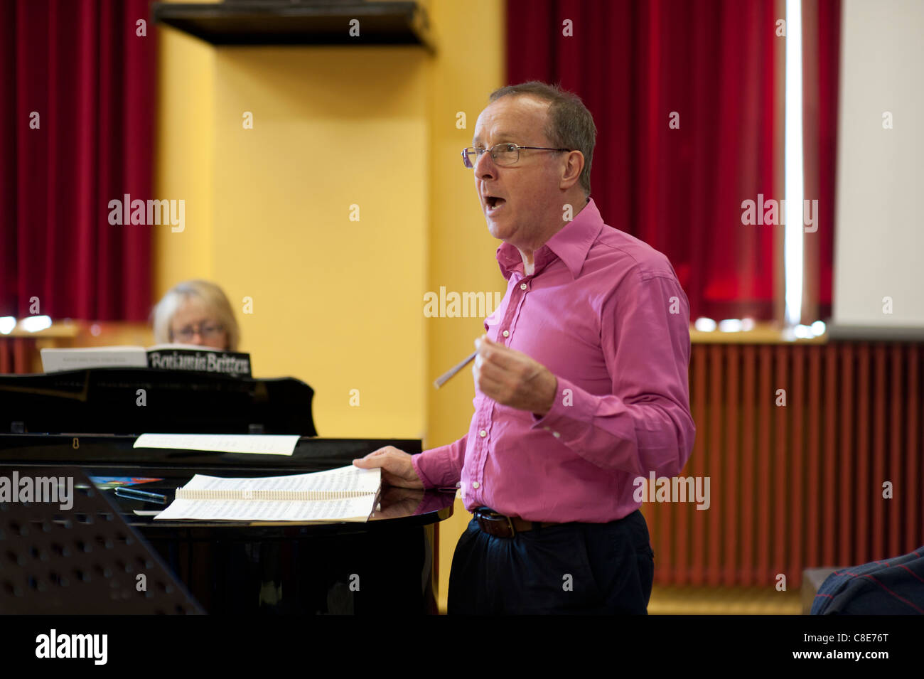 Nicholas Cleobury, chef d'orchestre, Opéra Mid Wales répéter une production de Noye's Fludde de Benjamin Britten Banque D'Images