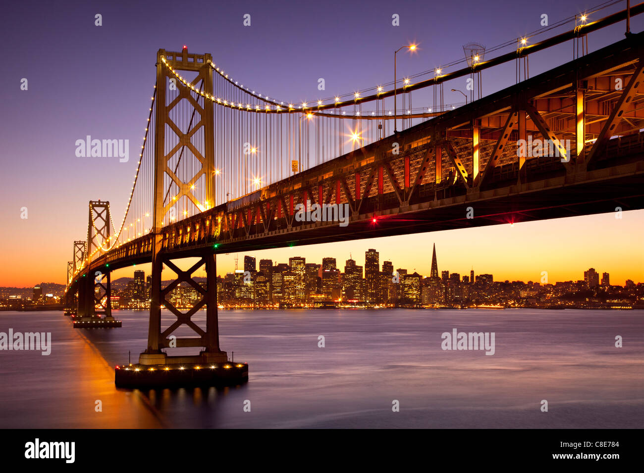 Crépuscule au pont de la baie d'Oakland avec vue sur San Francisco au-delà, Californie, États-Unis Banque D'Images