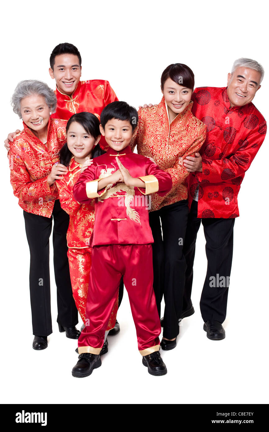 Famille habillés en vêtements traditionnels célébrant le Nouvel An chinois Banque D'Images