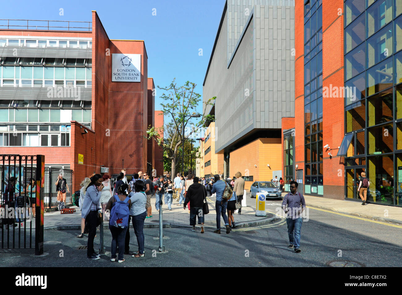 L'université de la banque du Sud de Londres avec des étudiants qui se fraient à l'extérieur à l'heure du déjeuner dans la voie publique divise les bâtiments éducatifs modernes Angleterre Royaume-Uni Banque D'Images