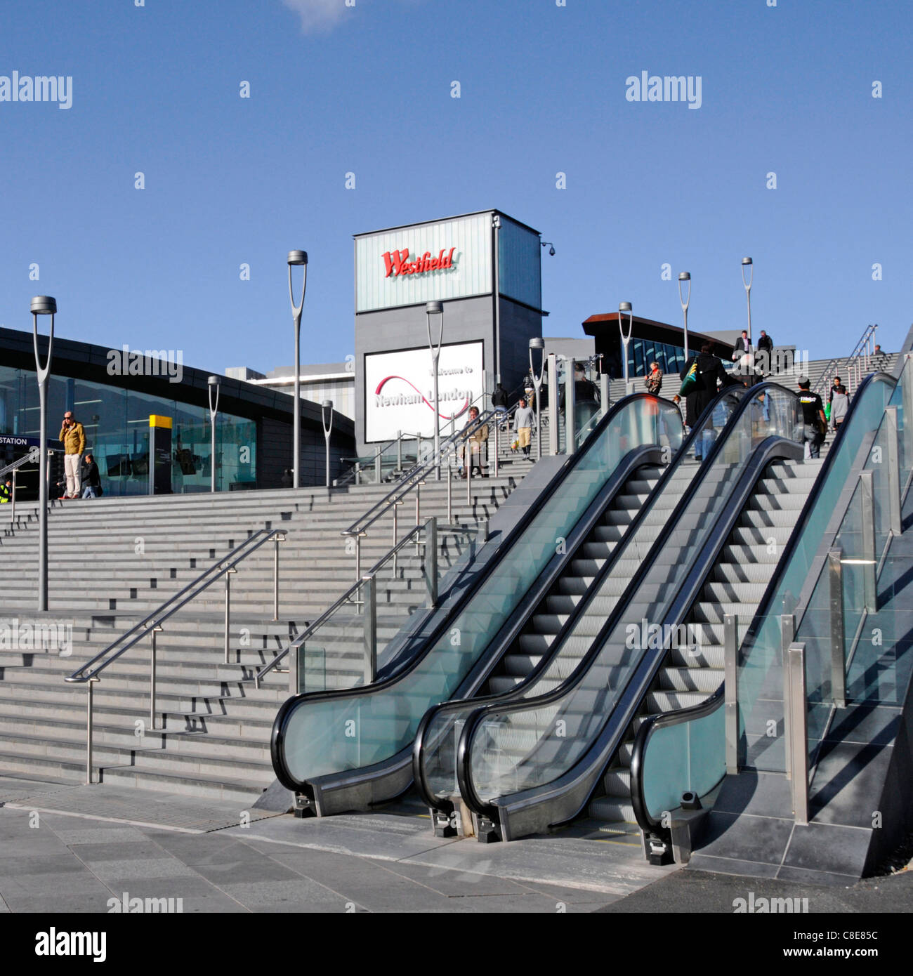 Tôt le matin voir l'escalier en pierre avec mains courantes et plein air des remontées mécaniques menant aux centres commerciaux centre commercial Westfield à Stratford Newham East London England UK Banque D'Images
