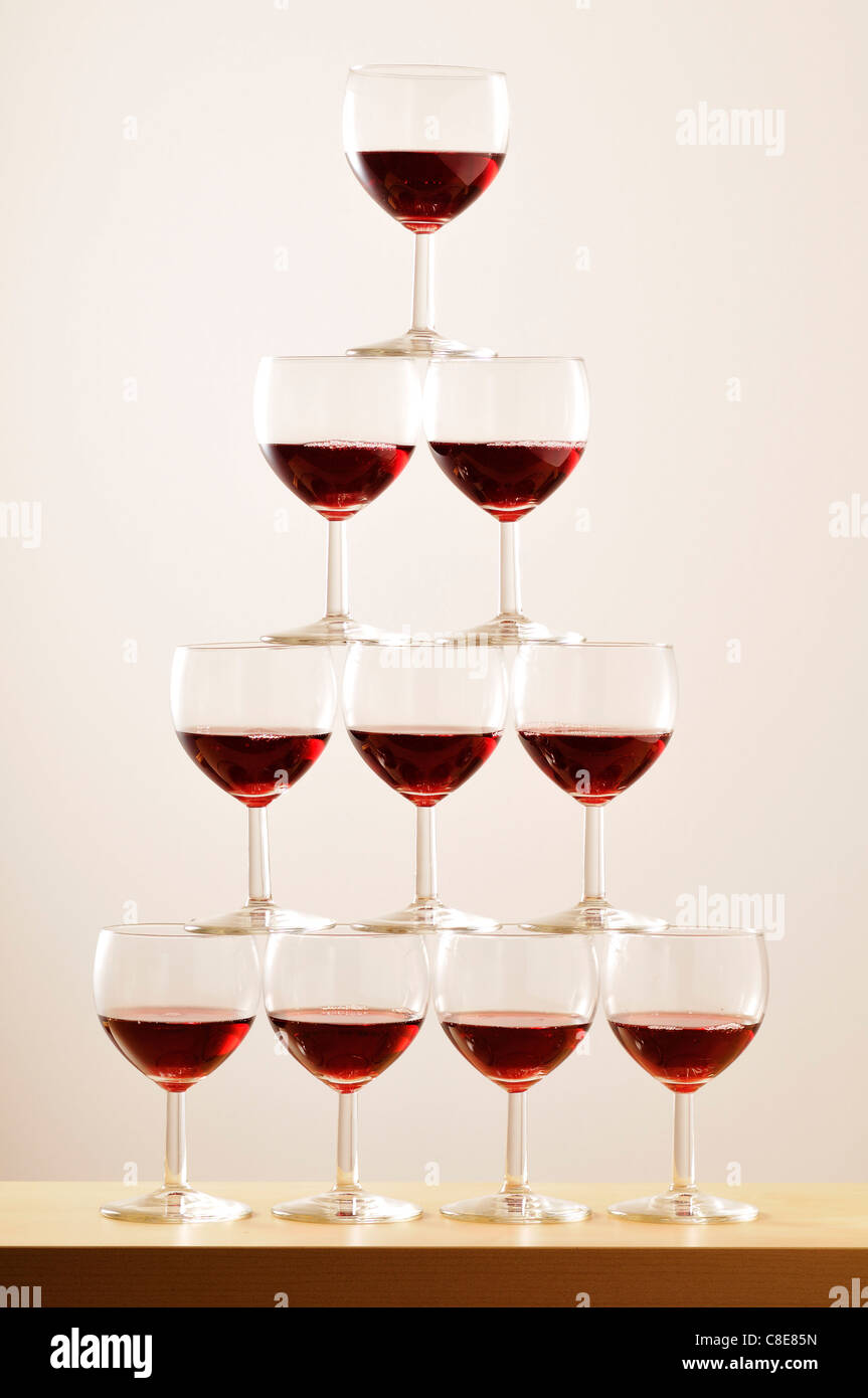 Pyramide de verres à moitié plein de vin rouge Banque D'Images