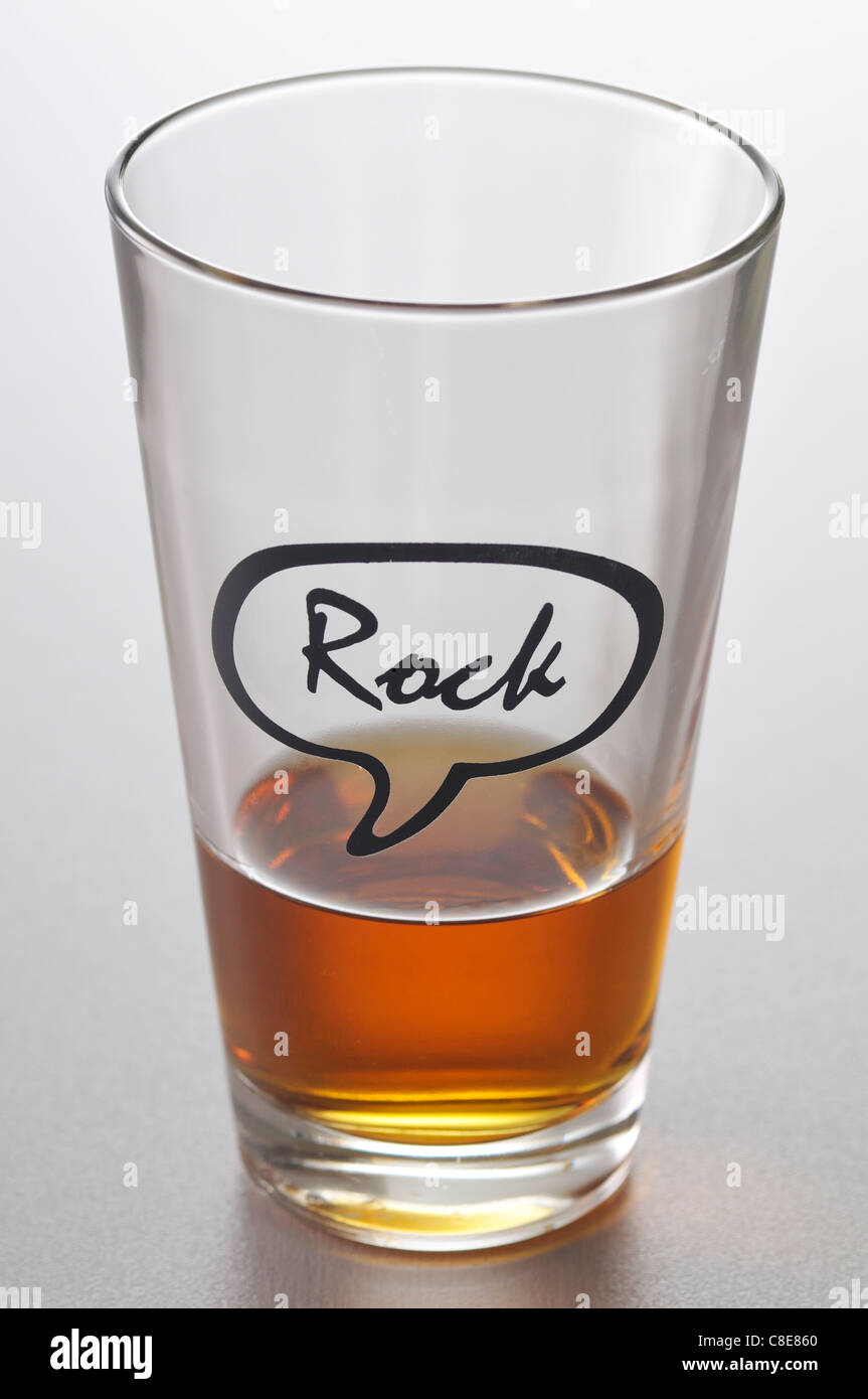 Verre de whisky avec l'inscription 'rock' Banque D'Images