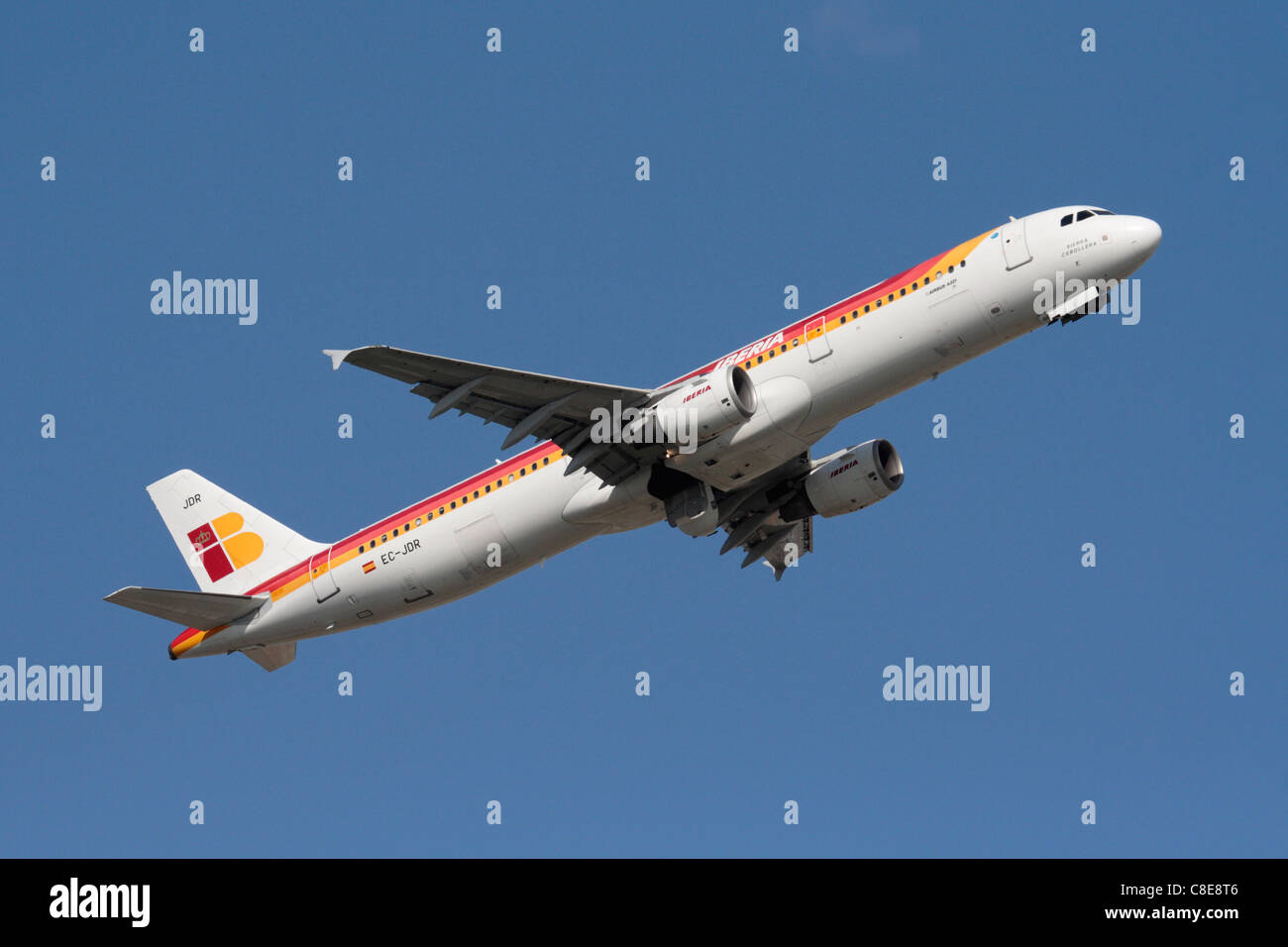 Iberia Airbus A321 avion de ligne passagers grimper sur le décollage contre un ciel bleu clair Banque D'Images