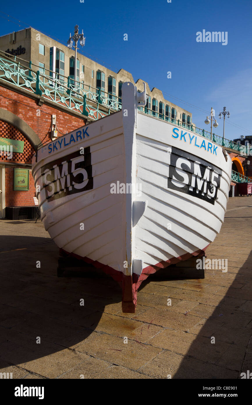 Skylark bateau blanc Brighton Beach SM5 Banque D'Images