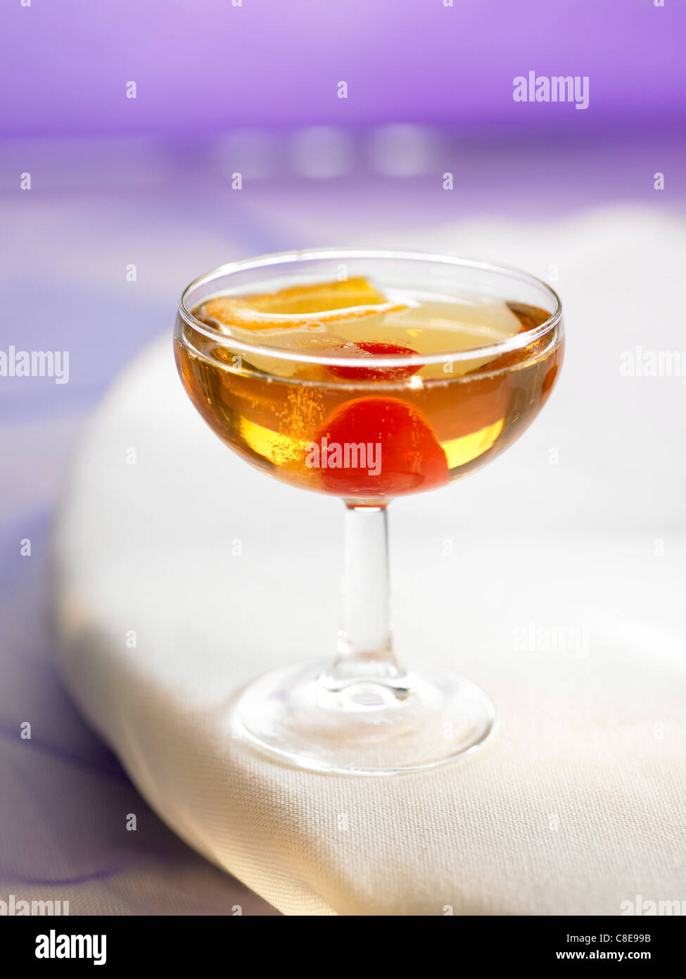 Cocktail brandy et curacao rouge Banque de photographies et d’images à