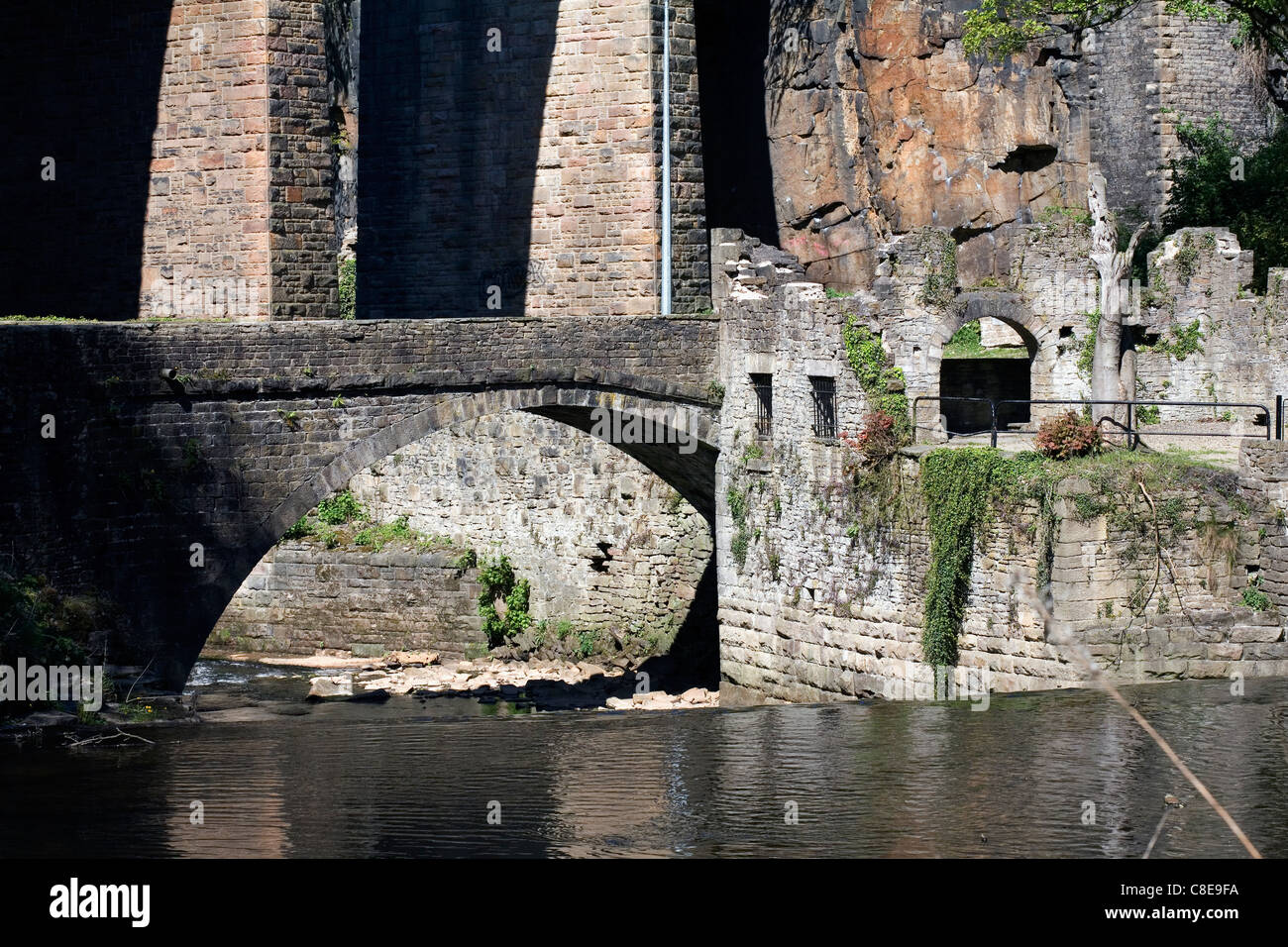 Demeure historique de Moulins et viaduc routier à la Nouvelle Angleterre Derbyshire Torrs Mills Banque D'Images