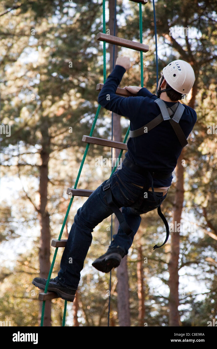 Échelle de corde d'escalade homme à Center Parcs La Forêt de Sherwood Nottingham Nottinghamshire England UK Banque D'Images