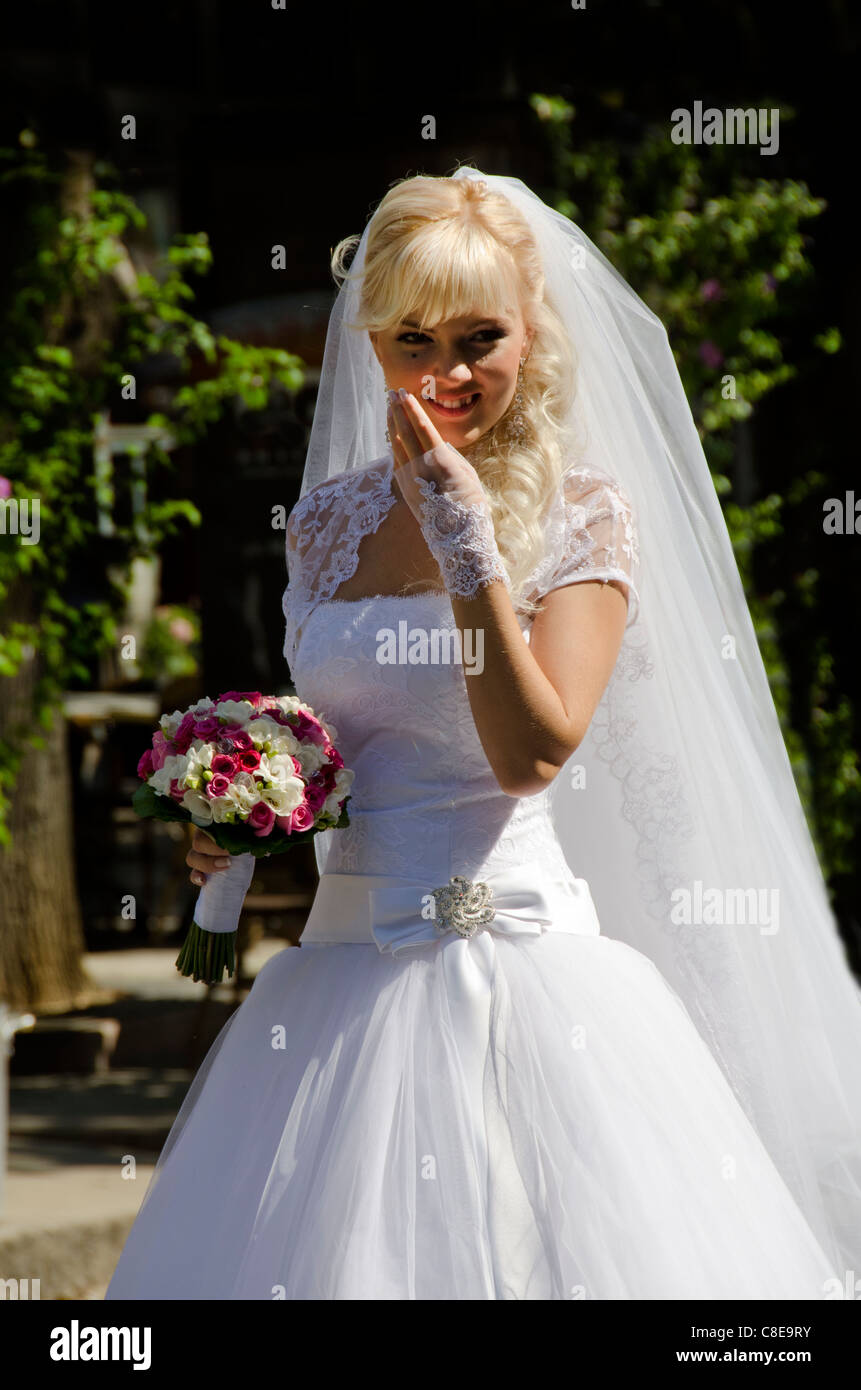 L'Ukraine, Odessa. Ukrainien typique dans un style occidental, mariée robe  de mariée blanche Photo Stock - Alamy