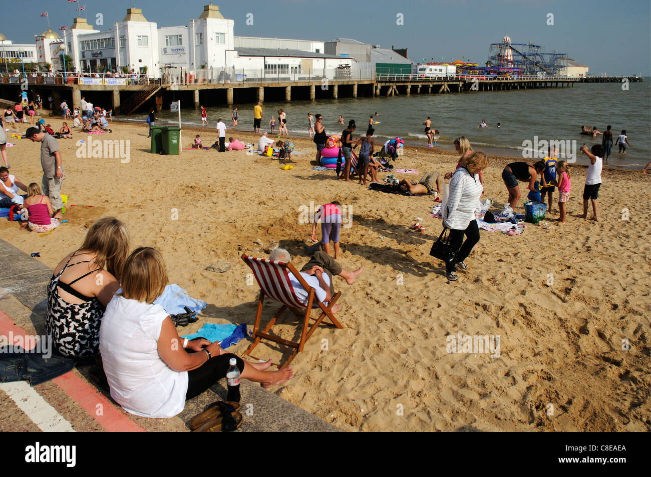 Les vacanciers sur la plage de Clacton en Essex Banque D'Images