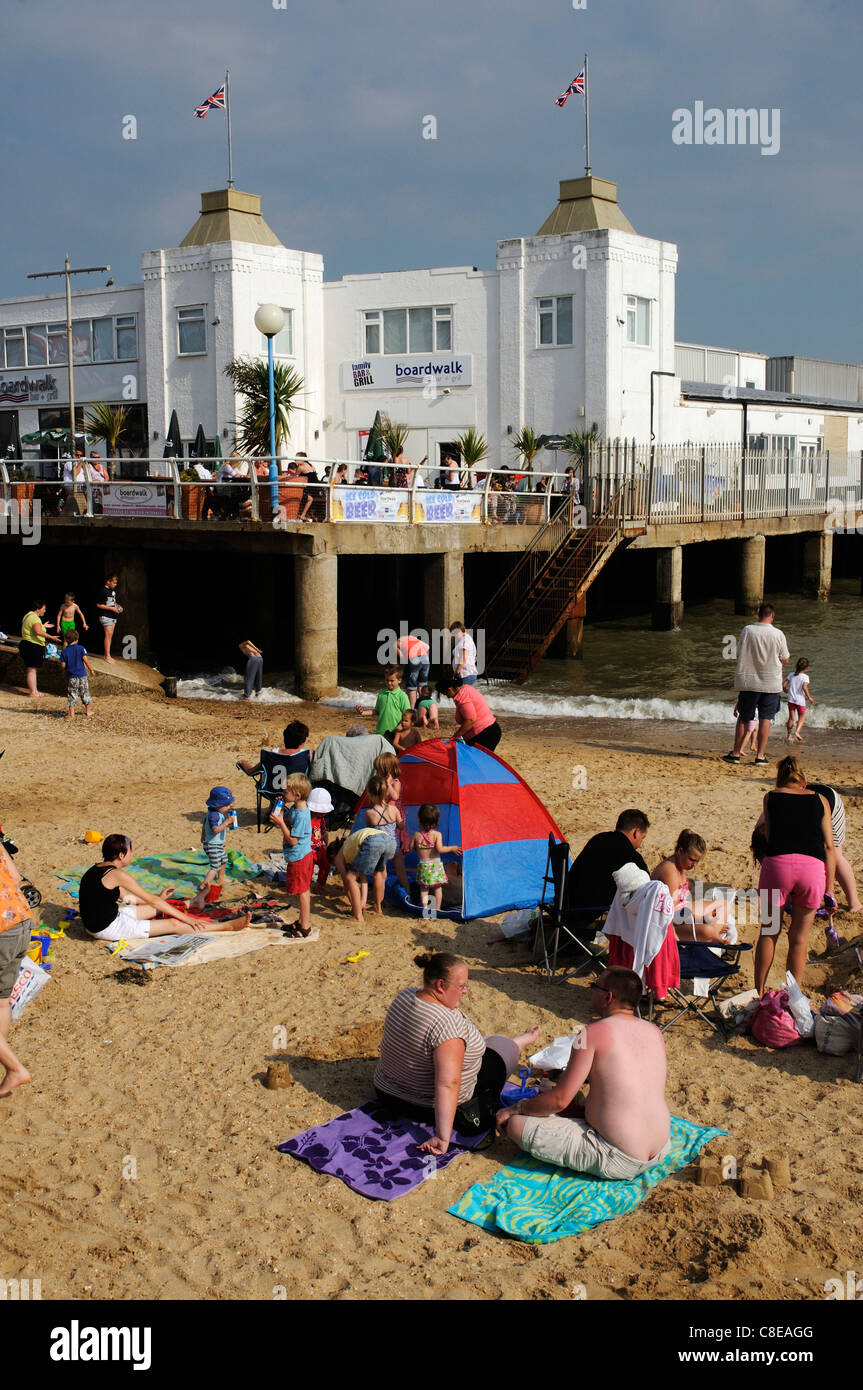 Les vacanciers sur la plage de Clacton en Essex Banque D'Images