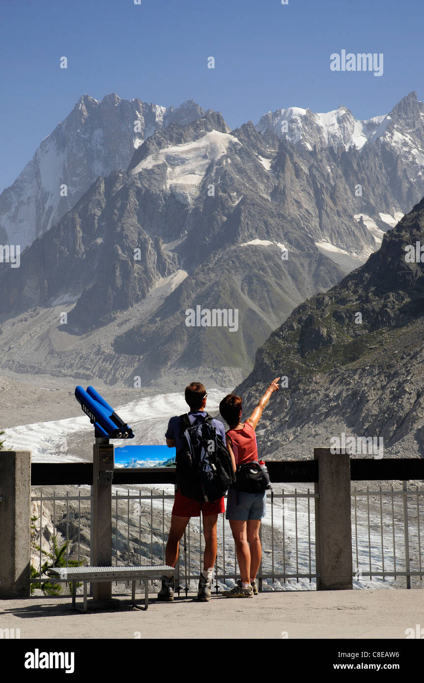 Les touristes au Montenvers, près de Chamonix, dans les Alpes Françaises Banque D'Images