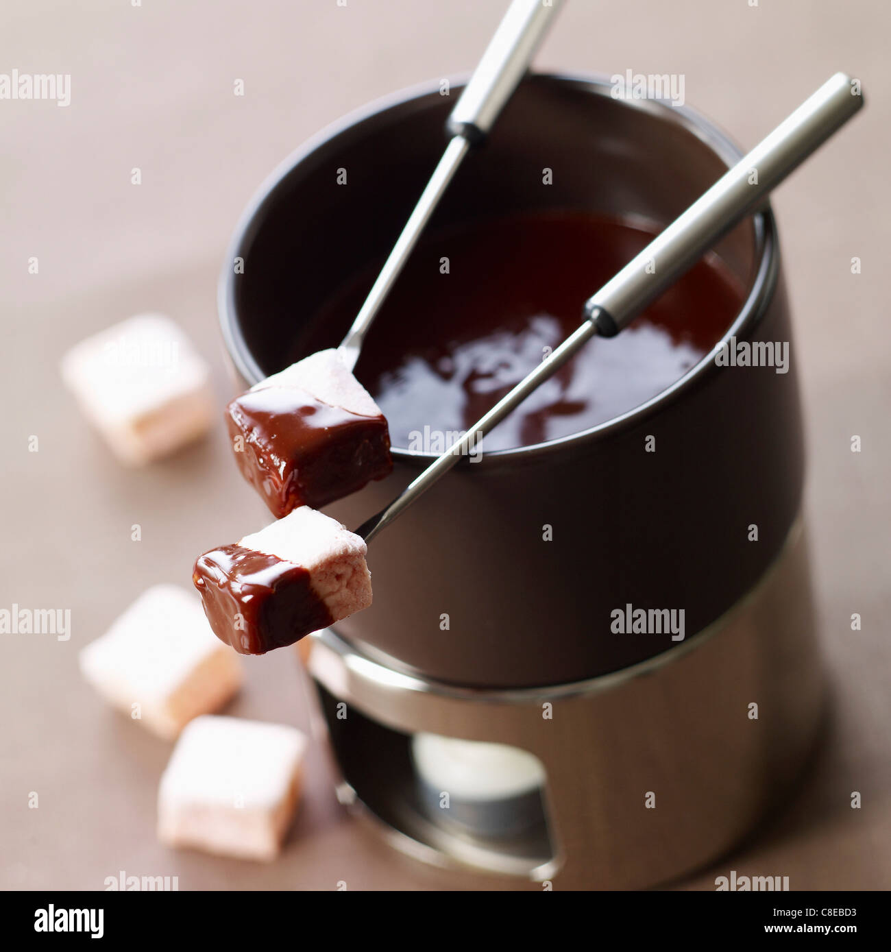 L'eau de rose-guimauves aromatisées trempés dans une fondue au chocolat Banque D'Images