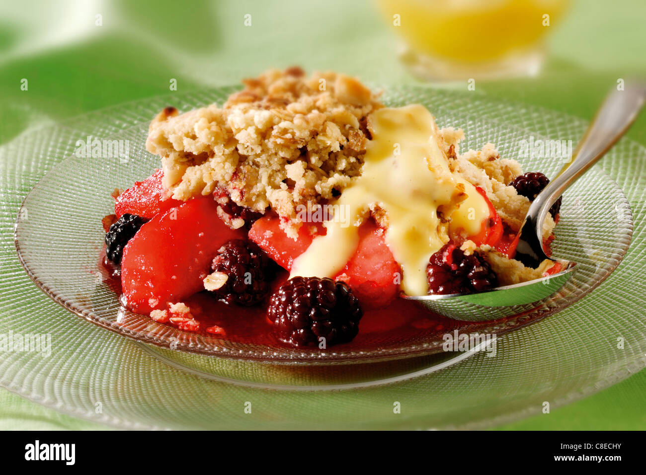 British Food - crumble et crème anglaise de mûre et de pomme servis et prêts à manger Banque D'Images