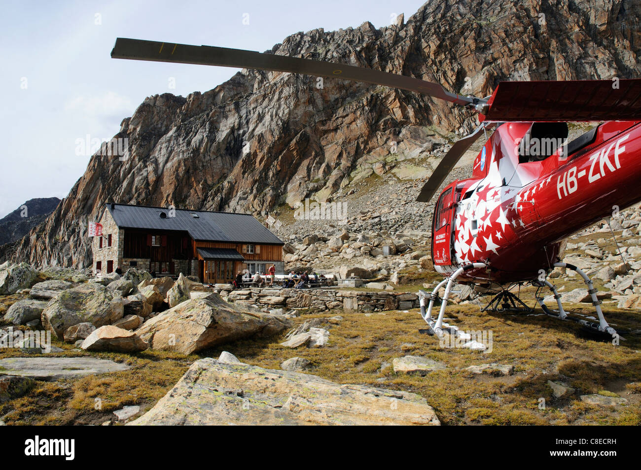 Un hélicoptère de sauvetage à l'Almageller cabane dans les Alpes Suisses Banque D'Images