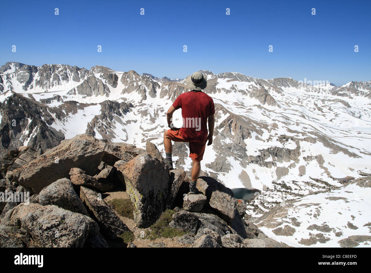 Vue arrière d'un homme debout sur le mont Emerson en profitant de la vue Banque D'Images