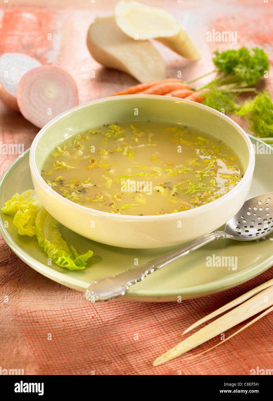 Bouillon de laitue avec des œufs et de la citronnelle Banque D'Images