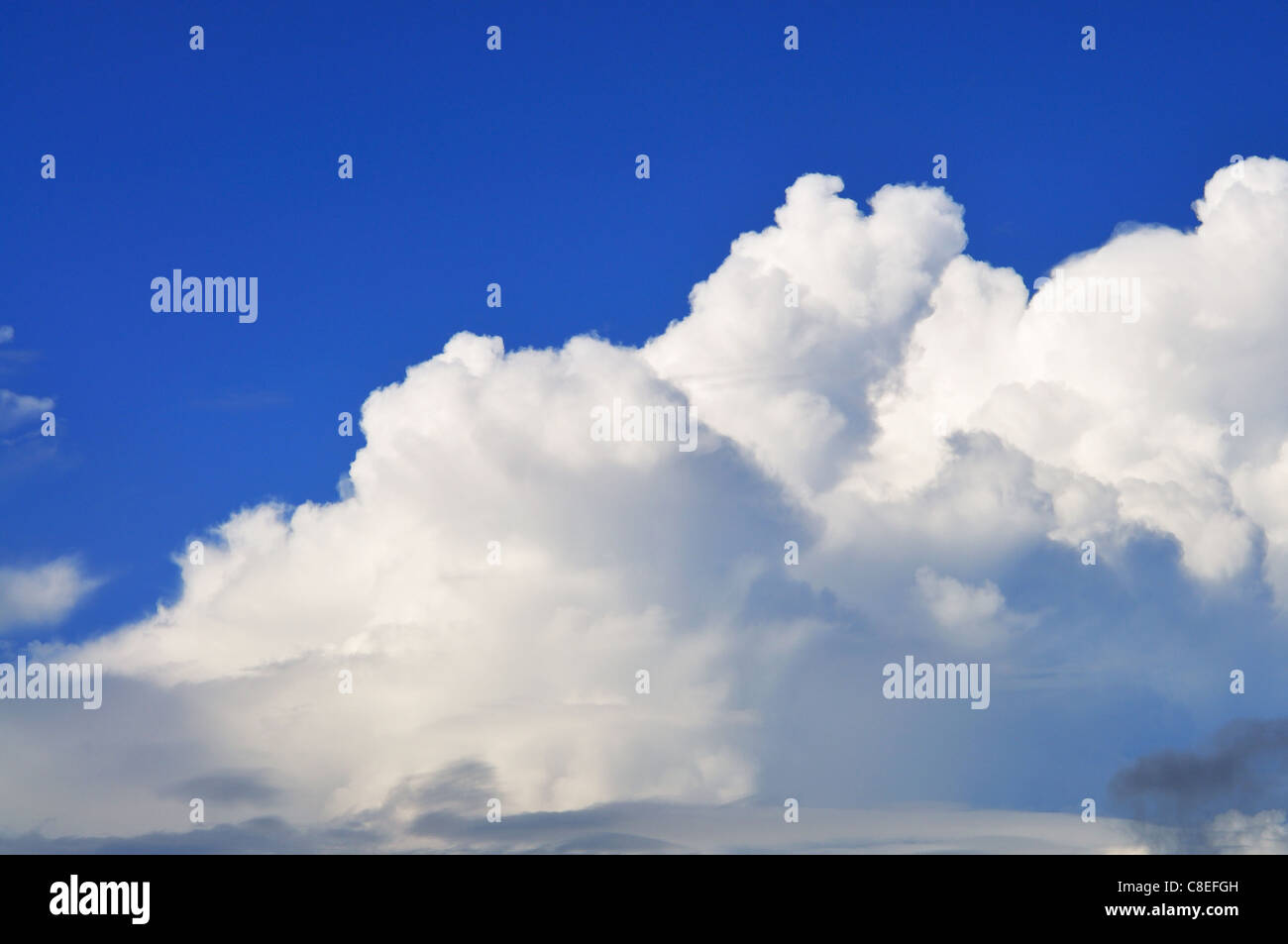 Ciel bleu avec des nuages Banque D'Images