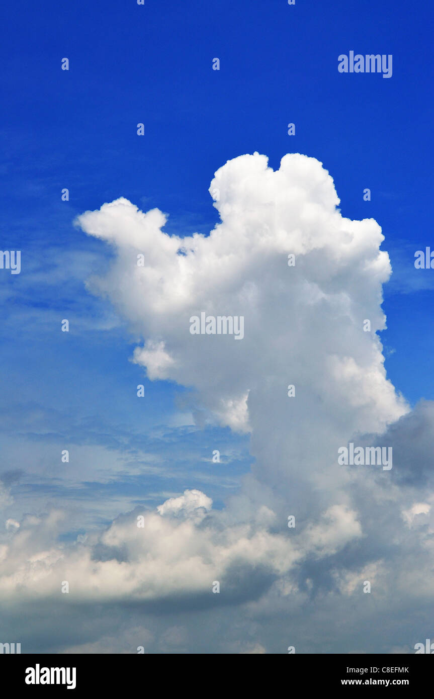 Ciel bleu avec des nuages Banque D'Images