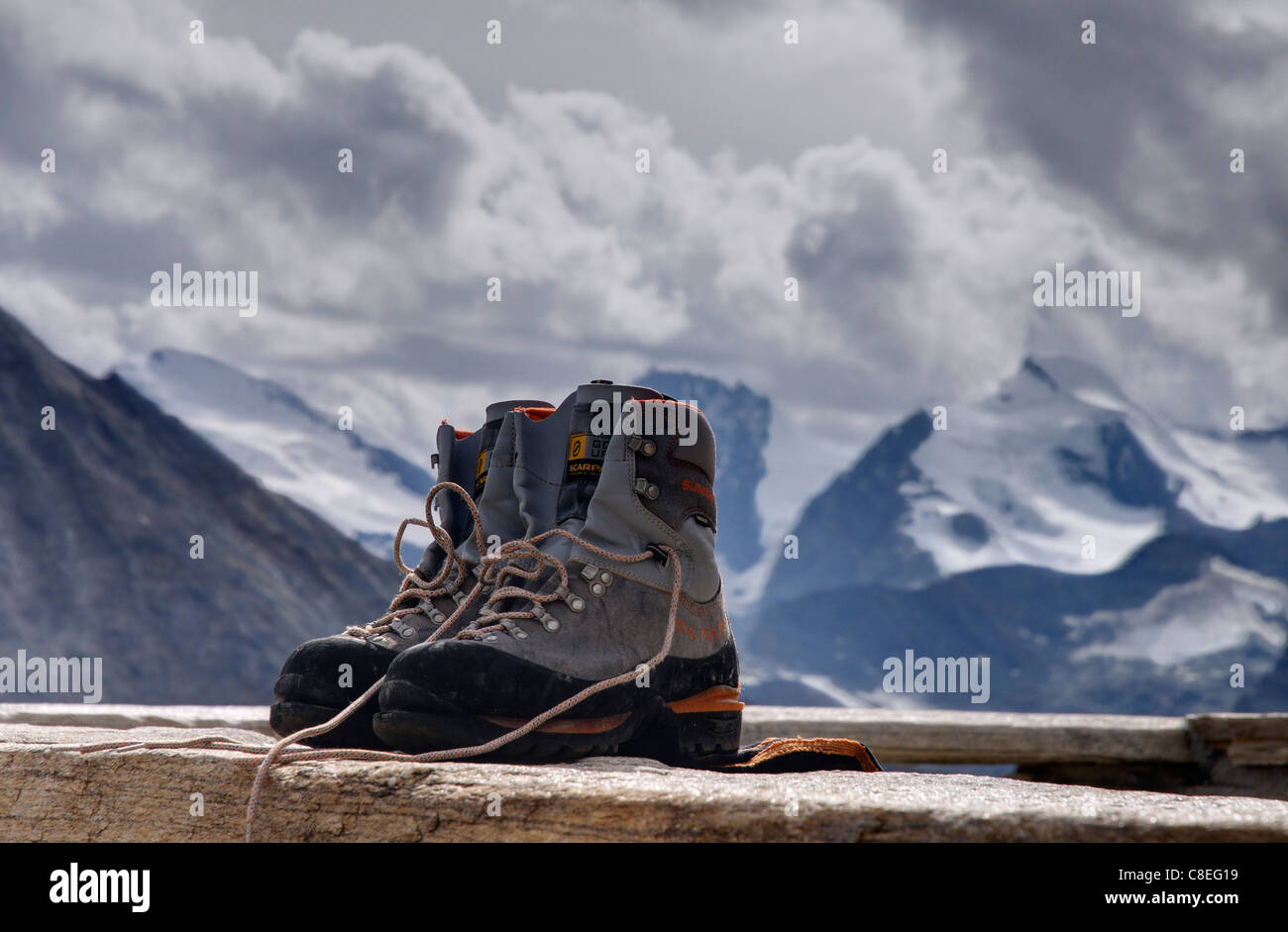 Une paire de chaussures de montagne dans les Alpes Suisses Banque D'Images