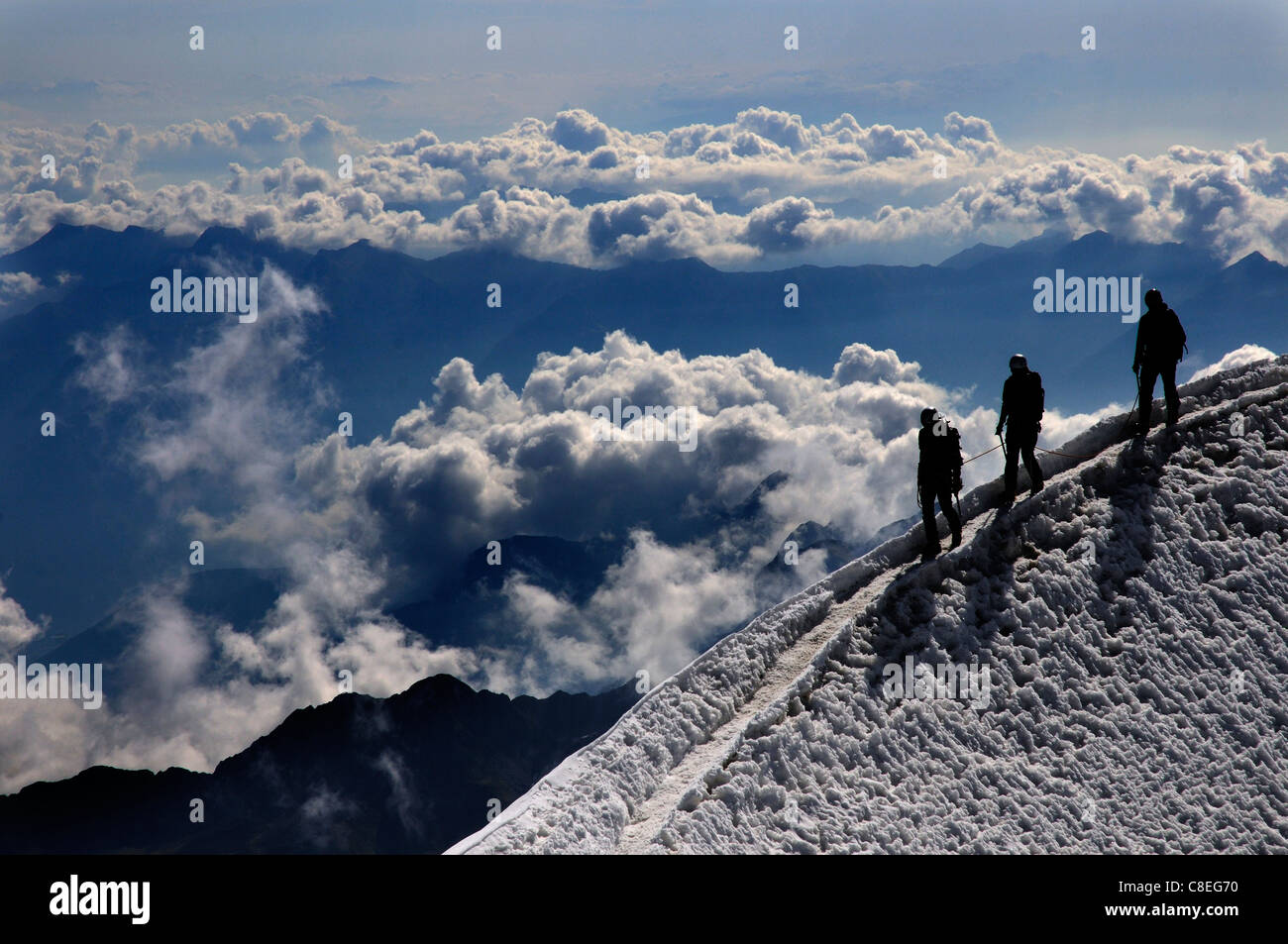 Alpinistes sur le sommet d'une montagne dans les Alpes Suisses Banque D'Images