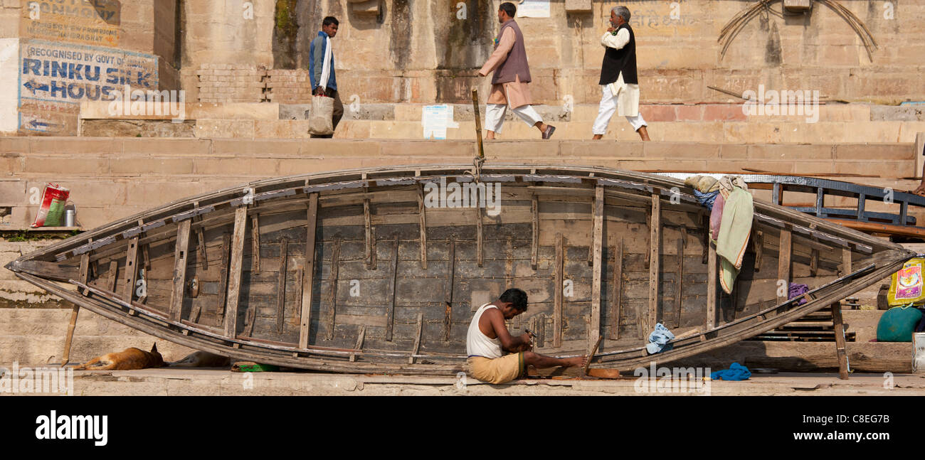 L'homme indien mending voile à Rana Mahal Ghat par le Gange dans ville de Varanasi, Benares, Inde du Nord Banque D'Images