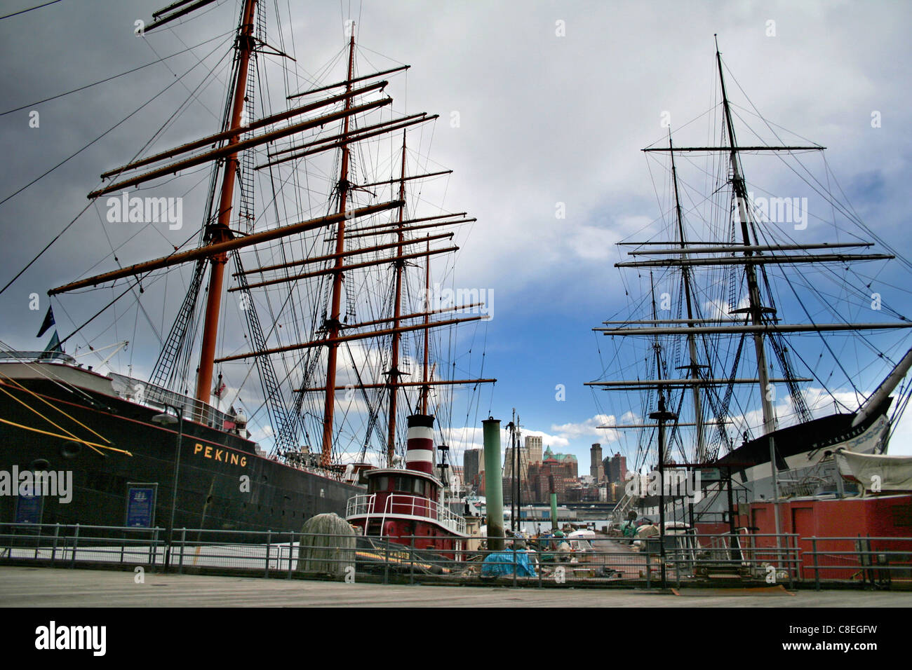 Les grands voiliers amarrés dans le port de New York City Banque D'Images