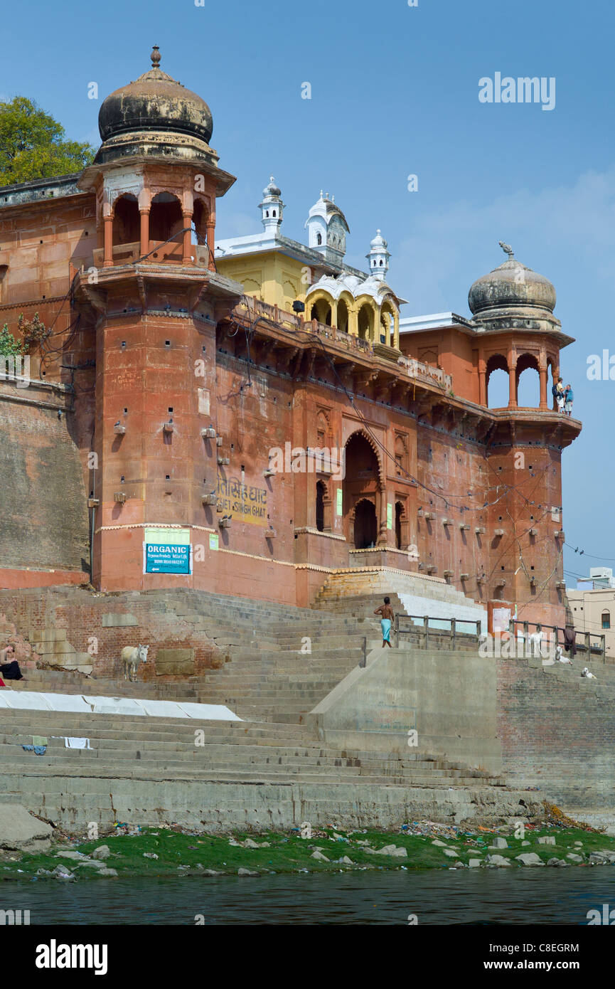 Maharaja Chet Singh Palace Fort à Chet Singh Ghat sur les rives du Gange dans la ville sainte de Varanasi, Inde du Nord Banque D'Images