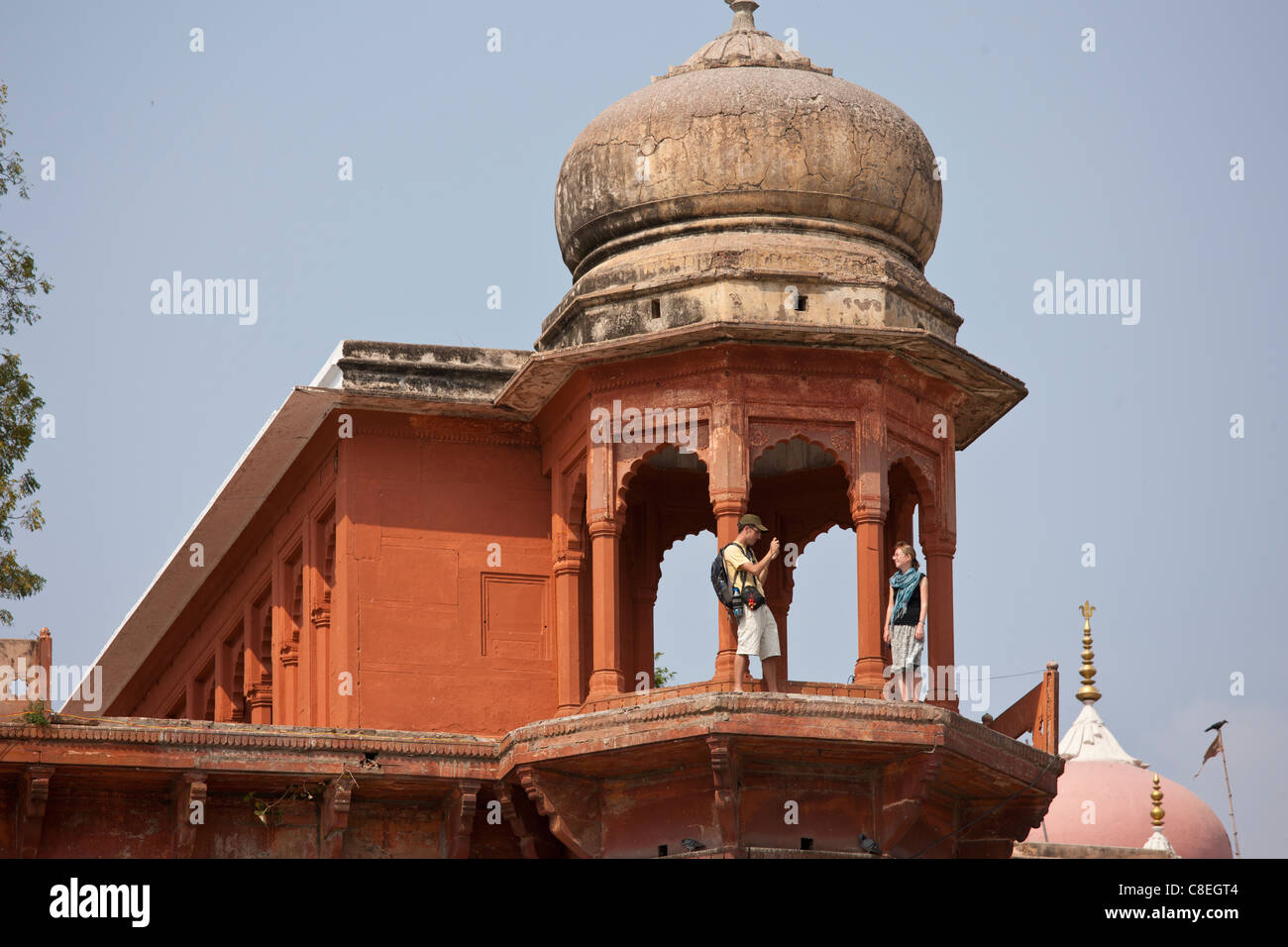 Les touristes au Maharaja Chet Singh Palace Fort à Chet Singh Ghat par le Gange en ville sainte de Varanasi, Inde du Nord Banque D'Images