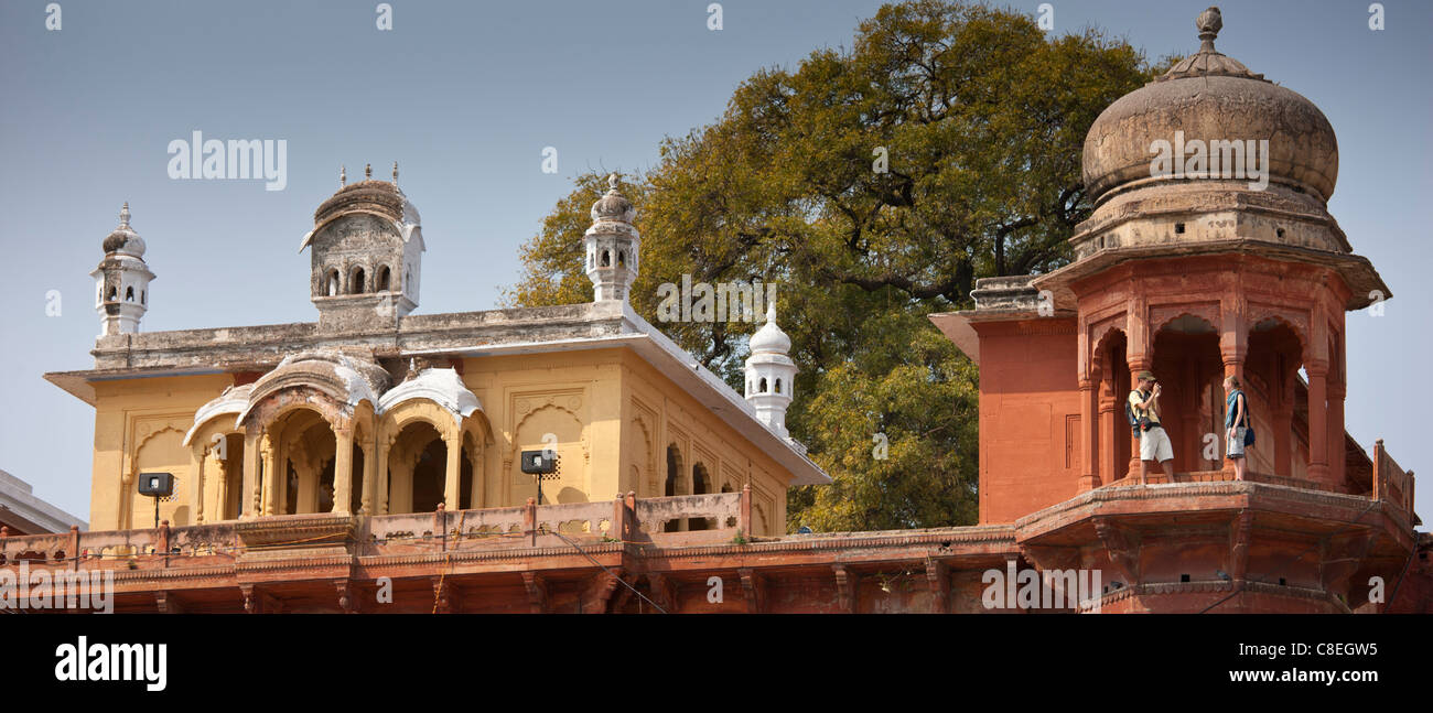 Les touristes au Maharaja Chet Singh Palace Fort à Chet Singh Ghat par le Gange en ville sainte de Varanasi, Inde du Nord Banque D'Images