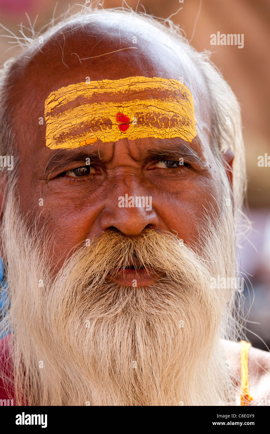 Sadhu hindou saint homme avec les marques traditionnelles de symbole de Shiva en street en ville sainte de Varanasi, Benares, Inde du Nord Banque D'Images