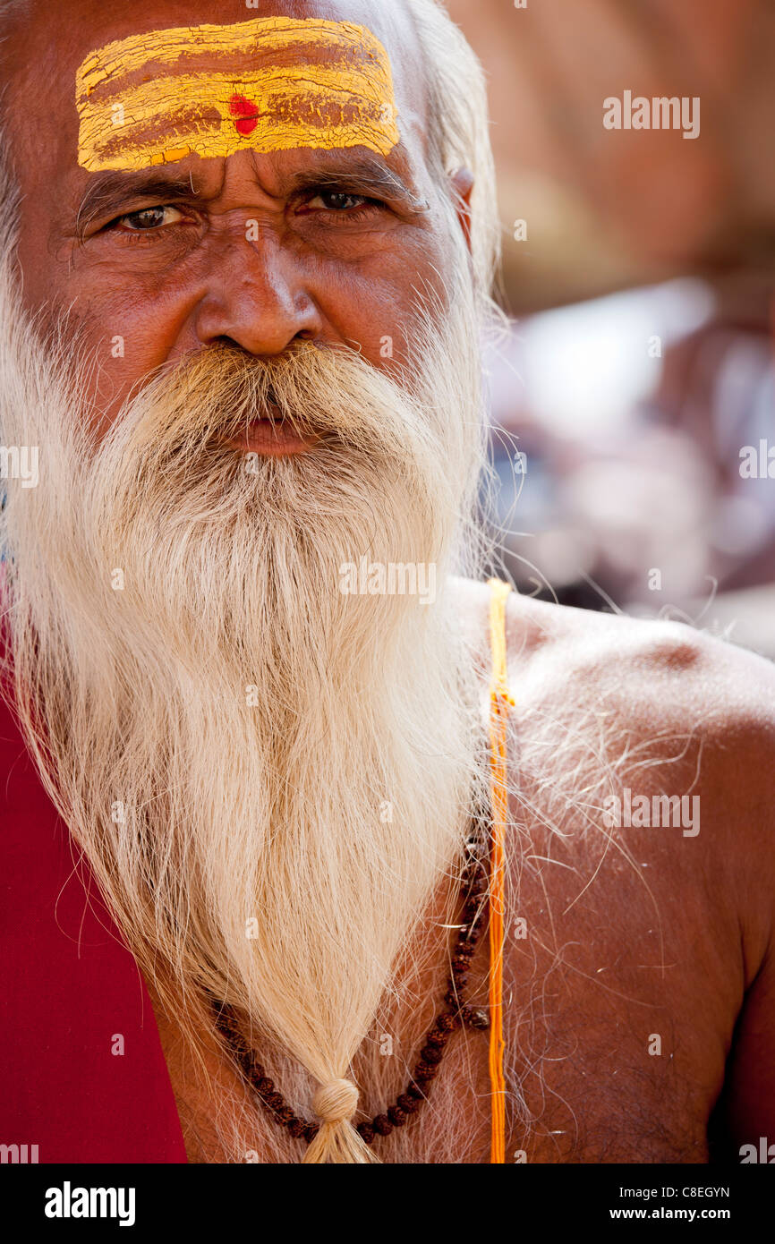 Sadhu hindou saint homme avec les marques traditionnelles de symbole de Shiva en street en ville sainte de Varanasi, Benares, Inde du Nord Banque D'Images