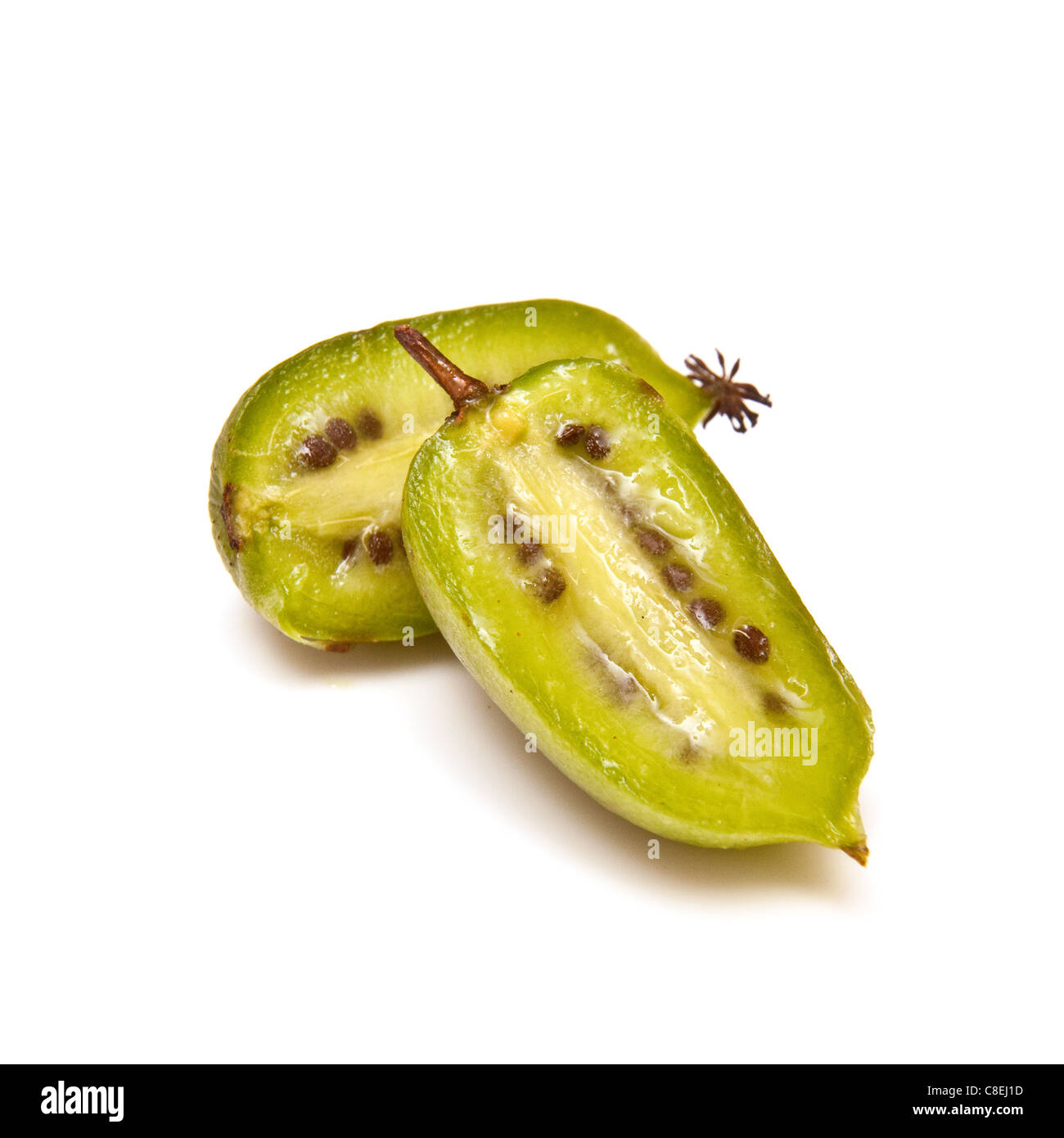 Kiwiberry ou hardy kiwis isolated on a white background studio. Banque D'Images