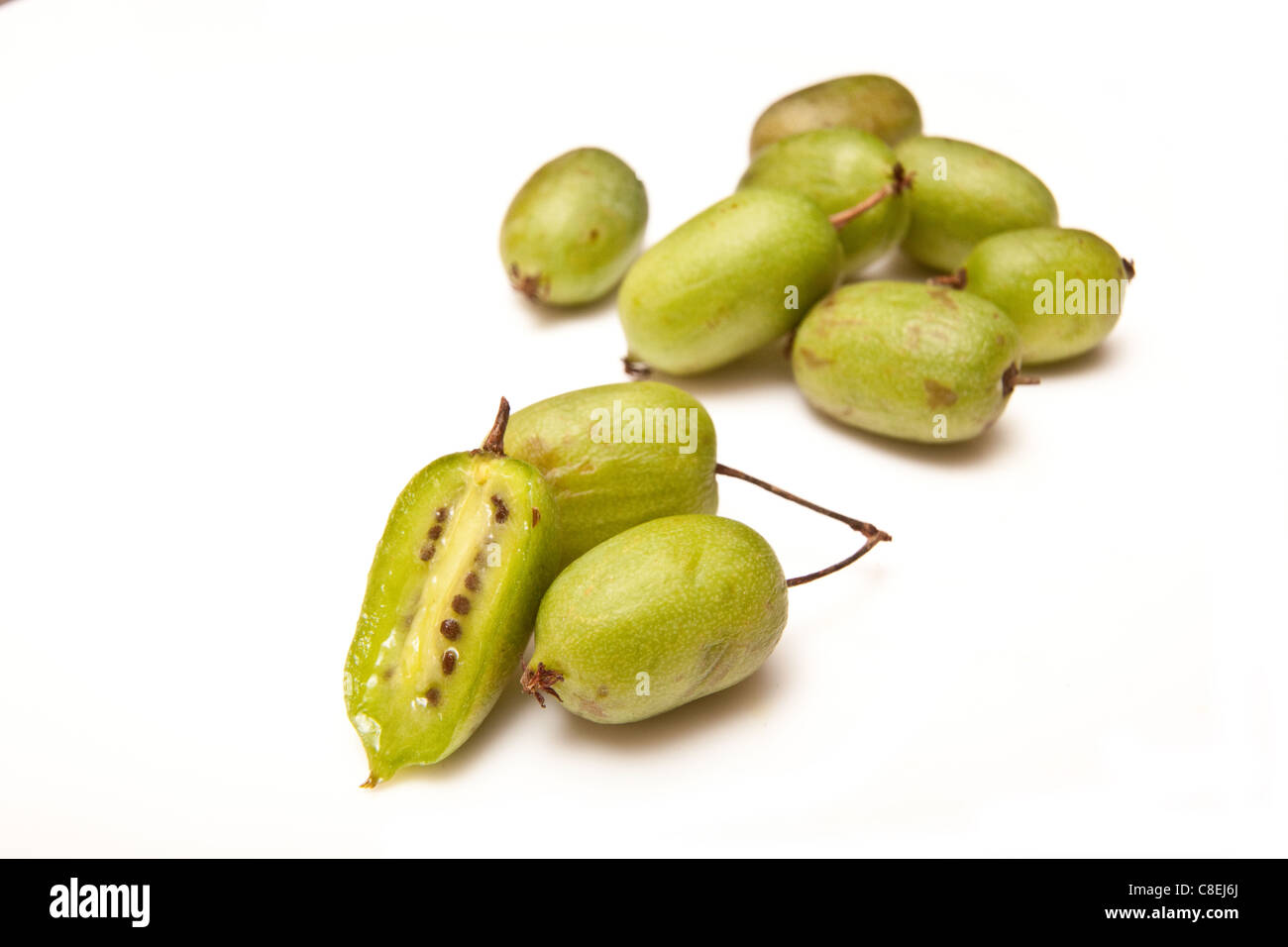 Kiwiberry ou hardy kiwis isolated on a white background studio. Banque D'Images