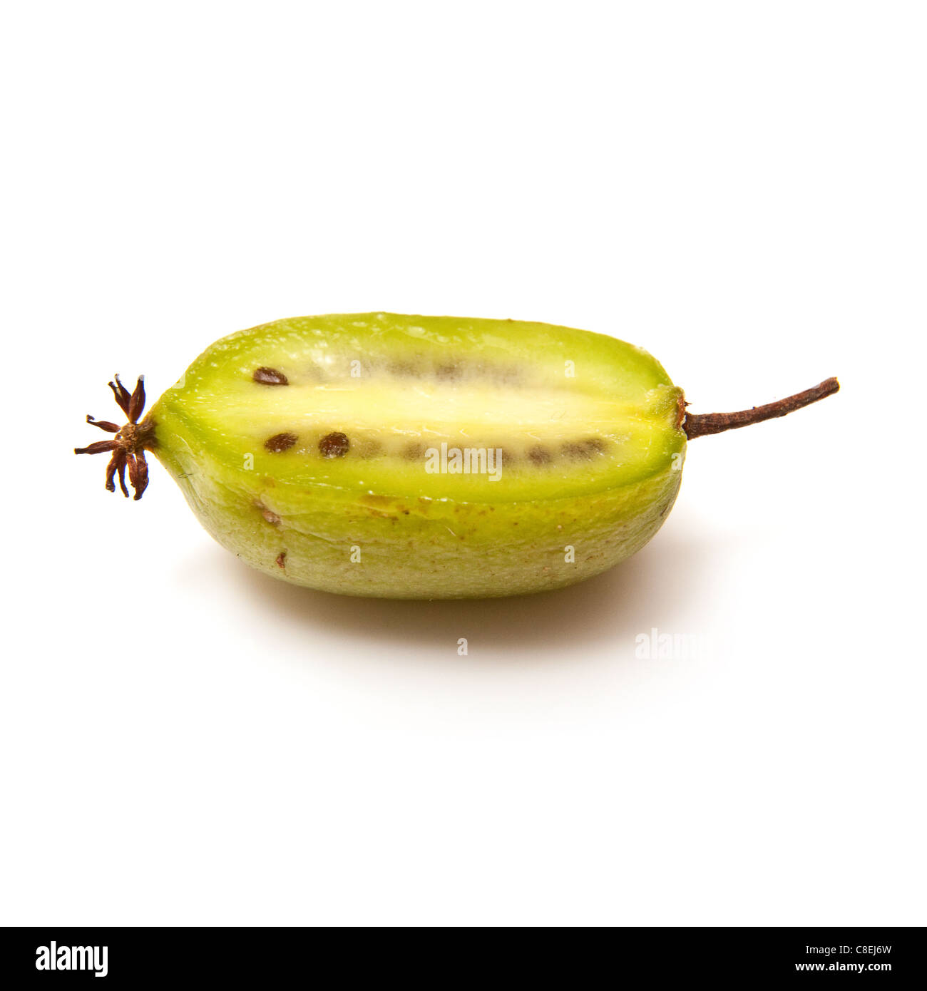 Kiwiberry ou hardy kiwis isolated on a white background studio. Banque D'Images