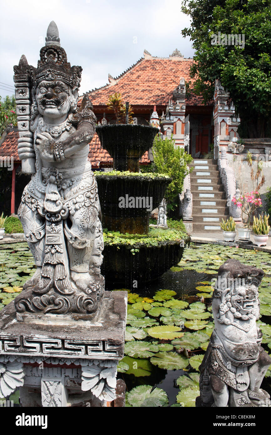 Statues de pierre en Brahmavira Arama Temple Bouddhiste, Bali Banque D'Images