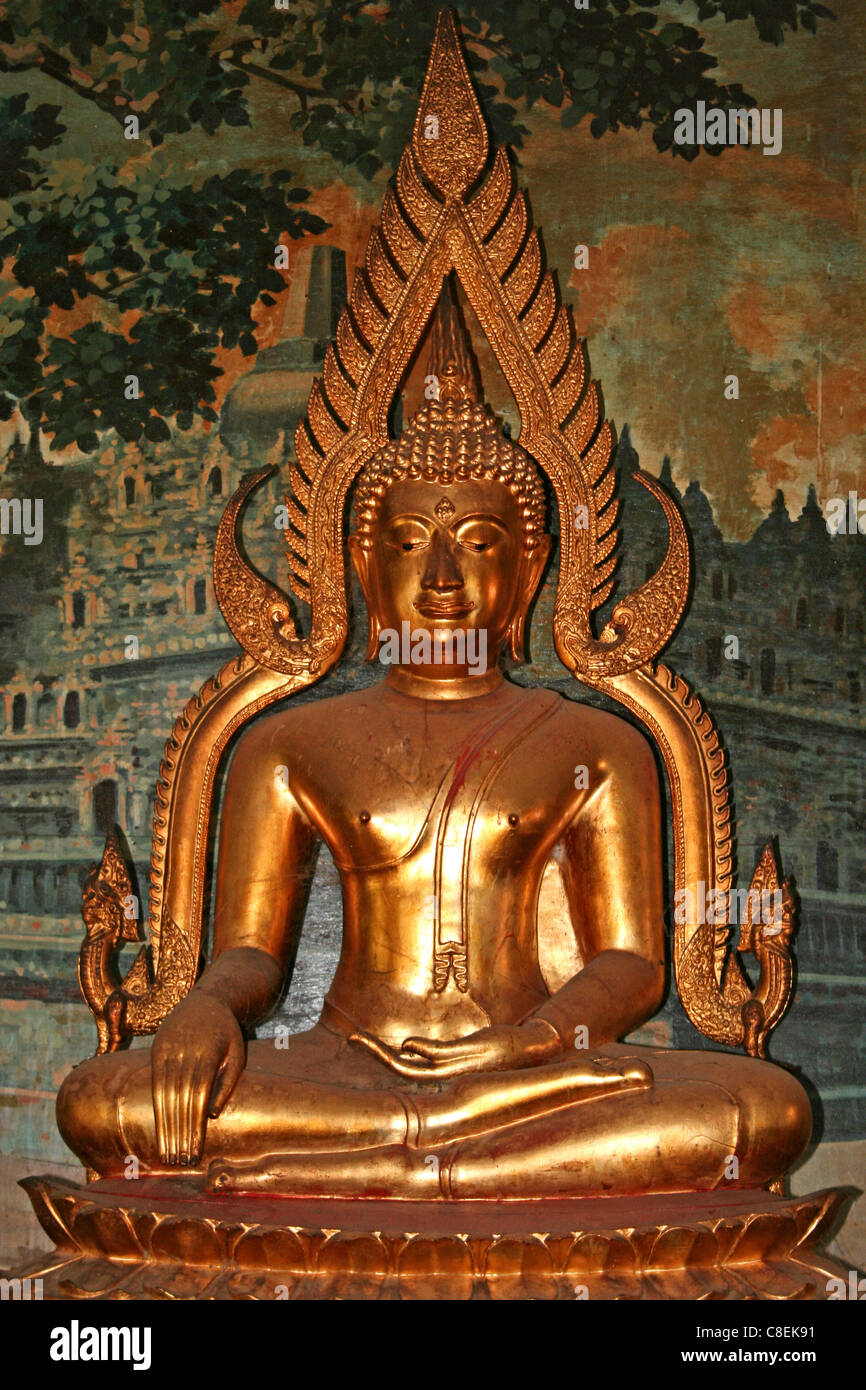 Golden Buddha statue en Brahmavira Arama Temple Bouddhiste, Bali Banque D'Images