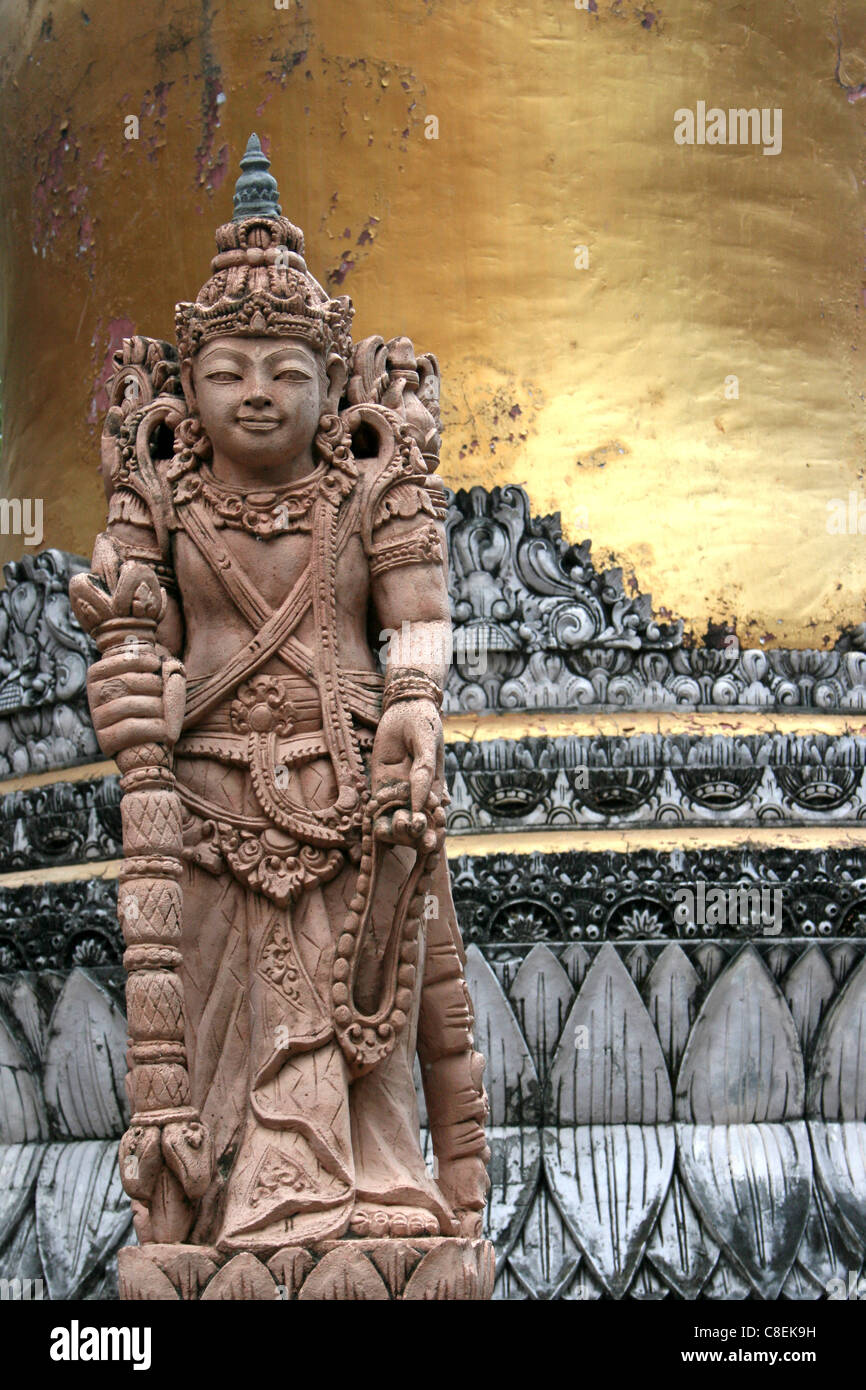 Statue en terre cuite à Brahmavira Arama Temple Bouddhiste, Bali Banque D'Images