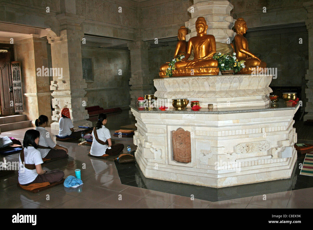 Personnes méditant dans Brahmavira Arama Temple Bouddhiste, Bali Banque D'Images