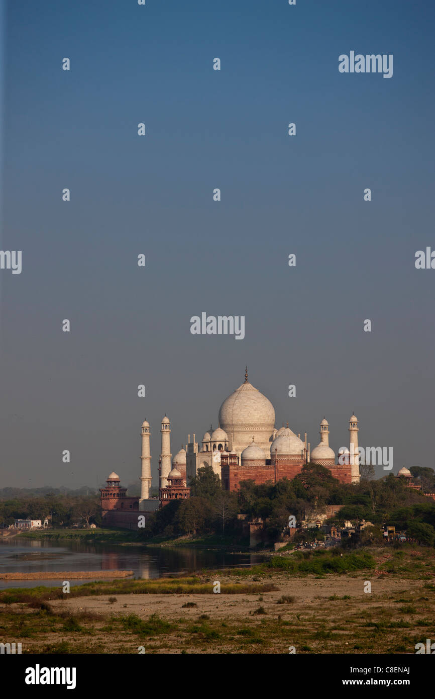 Le Taj Mahal et la rivière Yamuna au coucher du soleil de Fort d'Agra, Khas Mahal Palace, Inde Banque D'Images